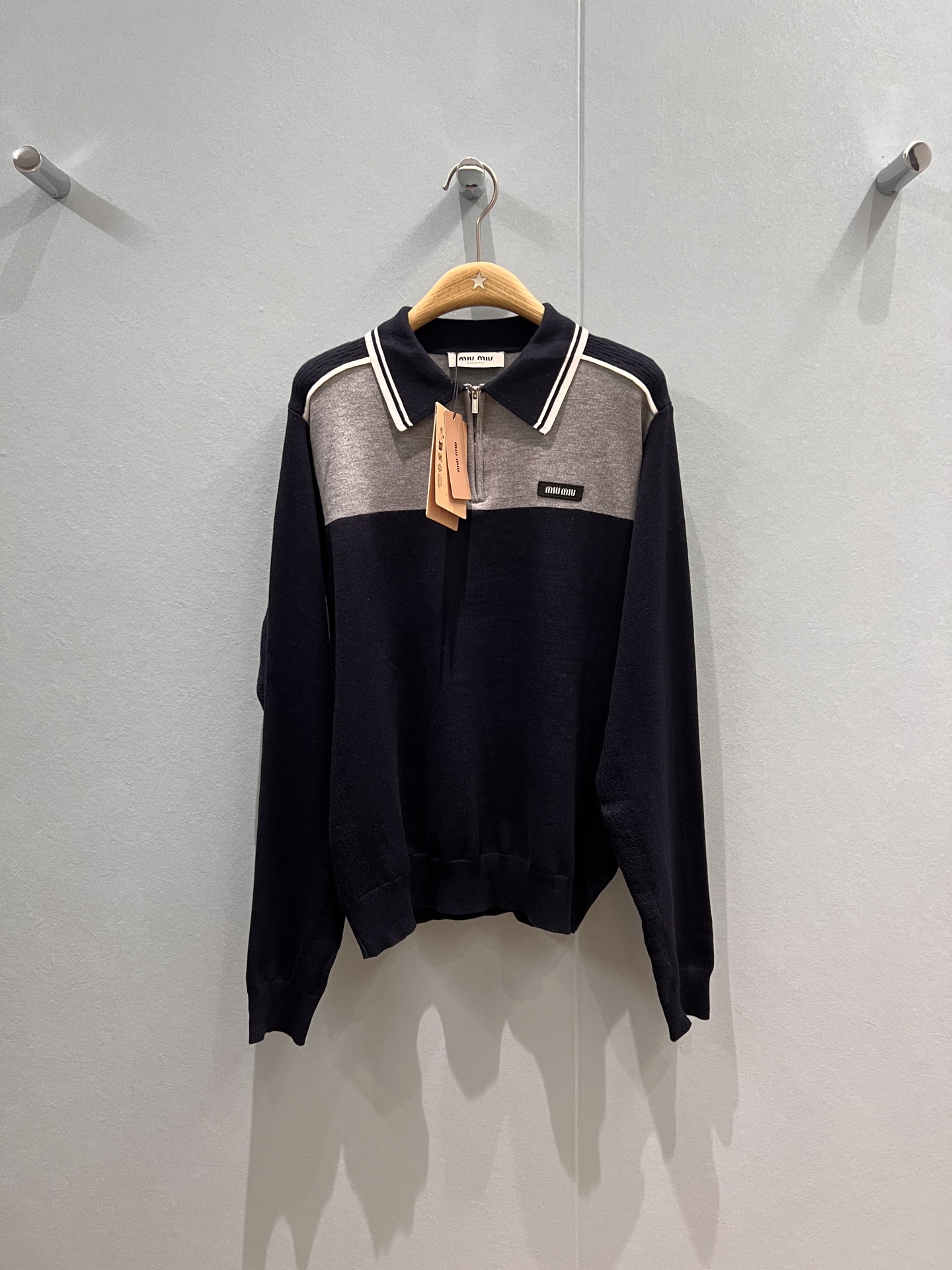 NO:500193,New color block polo lapel knitted long-sleeved top on chest Miu small logo tag decoration College style Commuting and casual Age-reducing versatile SML, Miumiu, alexander wang19860909新款拼色polo翻领针织长袖上衣胸前miu小logo标签装饰 学院风 通勤休闲 减龄百搭SML,,miumiu,alexander wang,Women's clothing