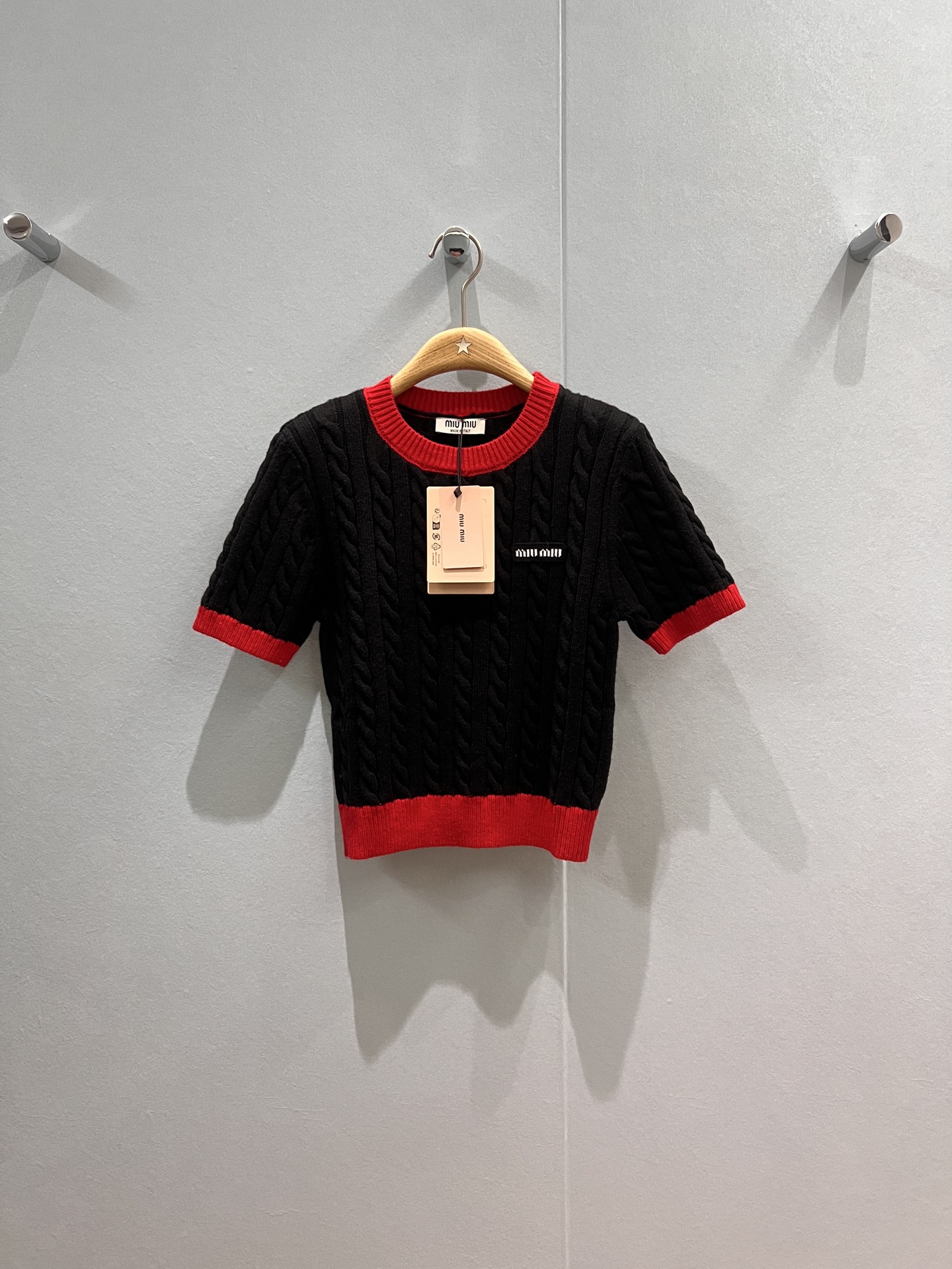 NO:500213,New contrasting red edge twist knit top with miu small label decoration on the chest, short shirt, slim and versatile, college style, simple and fashionable, SML, miumiu, alexander wang19860909新款撞色红边麻花针织上衣胸前miu小标签装饰 短款小衫 修身百搭 学院风减龄简单时尚 SML,,miumiu,alexander wang,Women's clothing