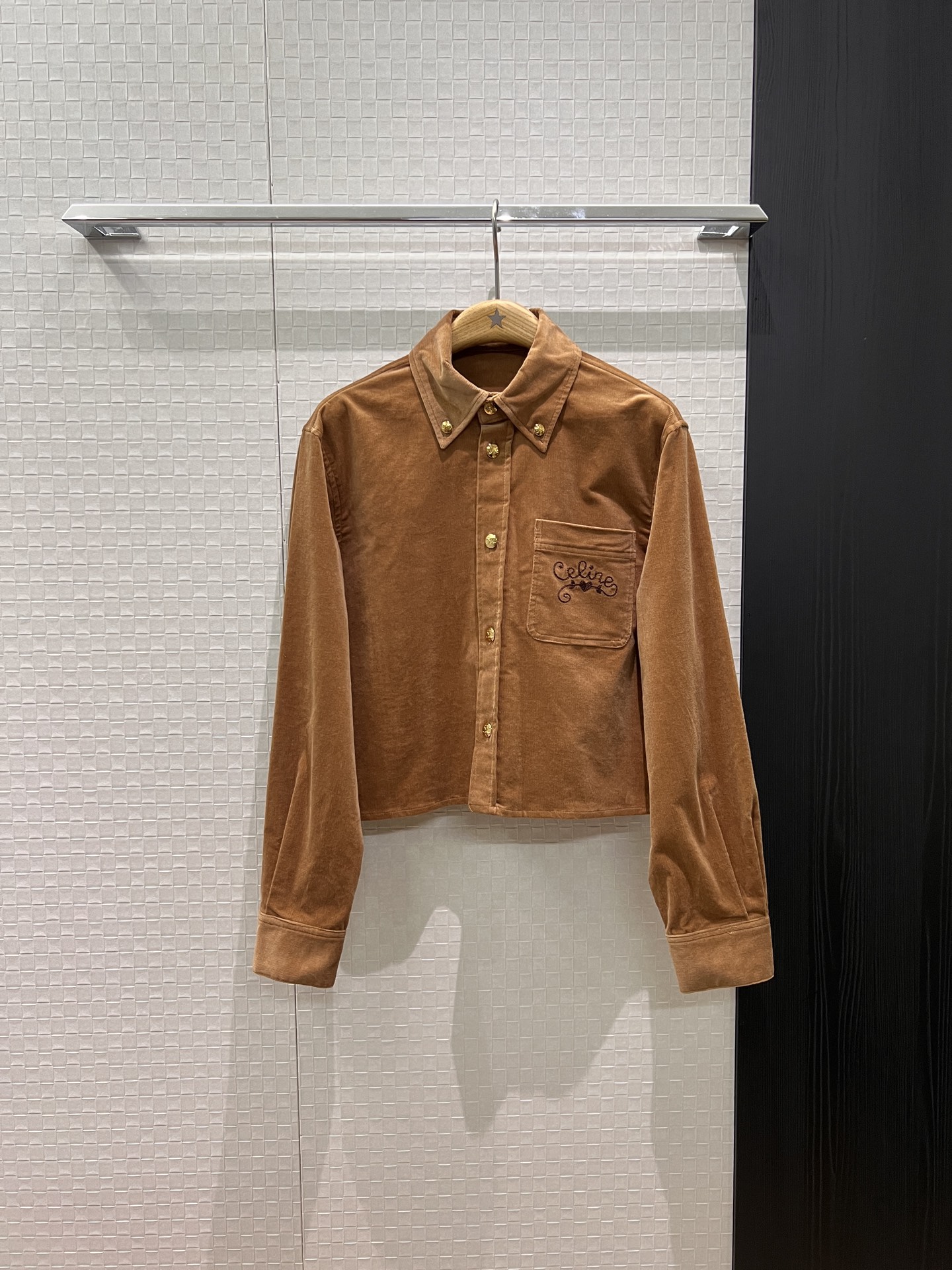 NO:500218,New style Sun Qian same style retro brown corduroy short shirt Arc de Triomphe gold buckle embroidered love logo pocket casual and versatile minimalist commuting SML, alexander wang19860909新款孙千同款 复古棕灯芯绒短款衬衣凯旋门金扣 刺绣爱心logo口袋 休闲百搭 极简通勤SML,,alexander wang,Women's clothing