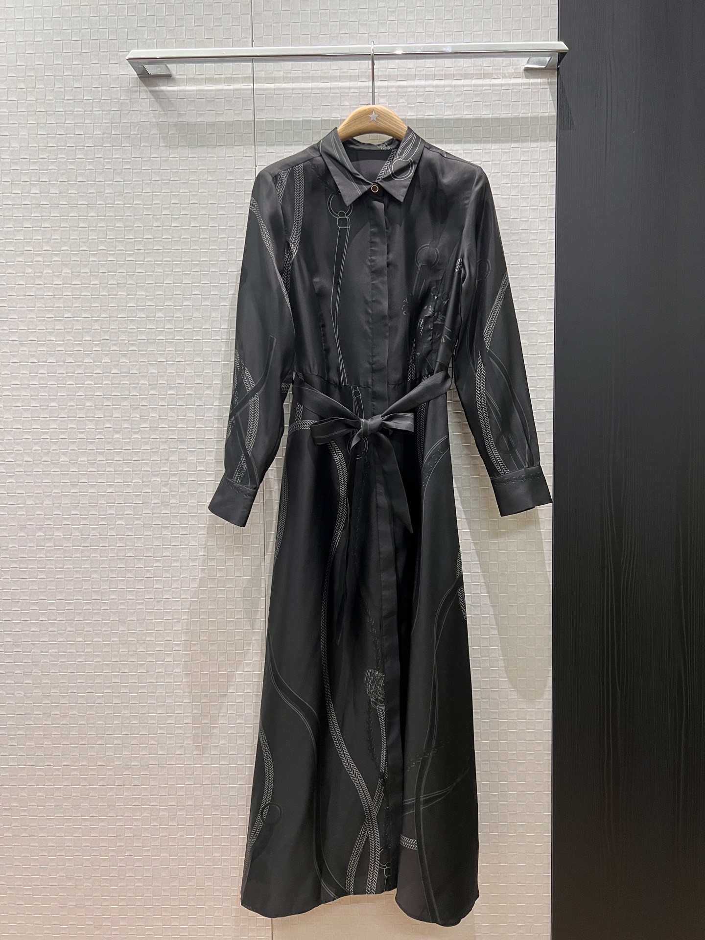 NO:500233,New positioned printed silk twill long skirt dress heavy silk shirt dress belt belt waist closure waist simple and fashionable temperament commuter socialite temperament S-XL, skirts, real silk, alexander wang19860909新款定位印花真丝斜纹长裙 连衣裙 重磅真丝衬衣裙 系腰带收腰显腰简约时髦 气质通勤名媛气质 S-XL,,skirts,real silk,alexander wang,Women's clothing