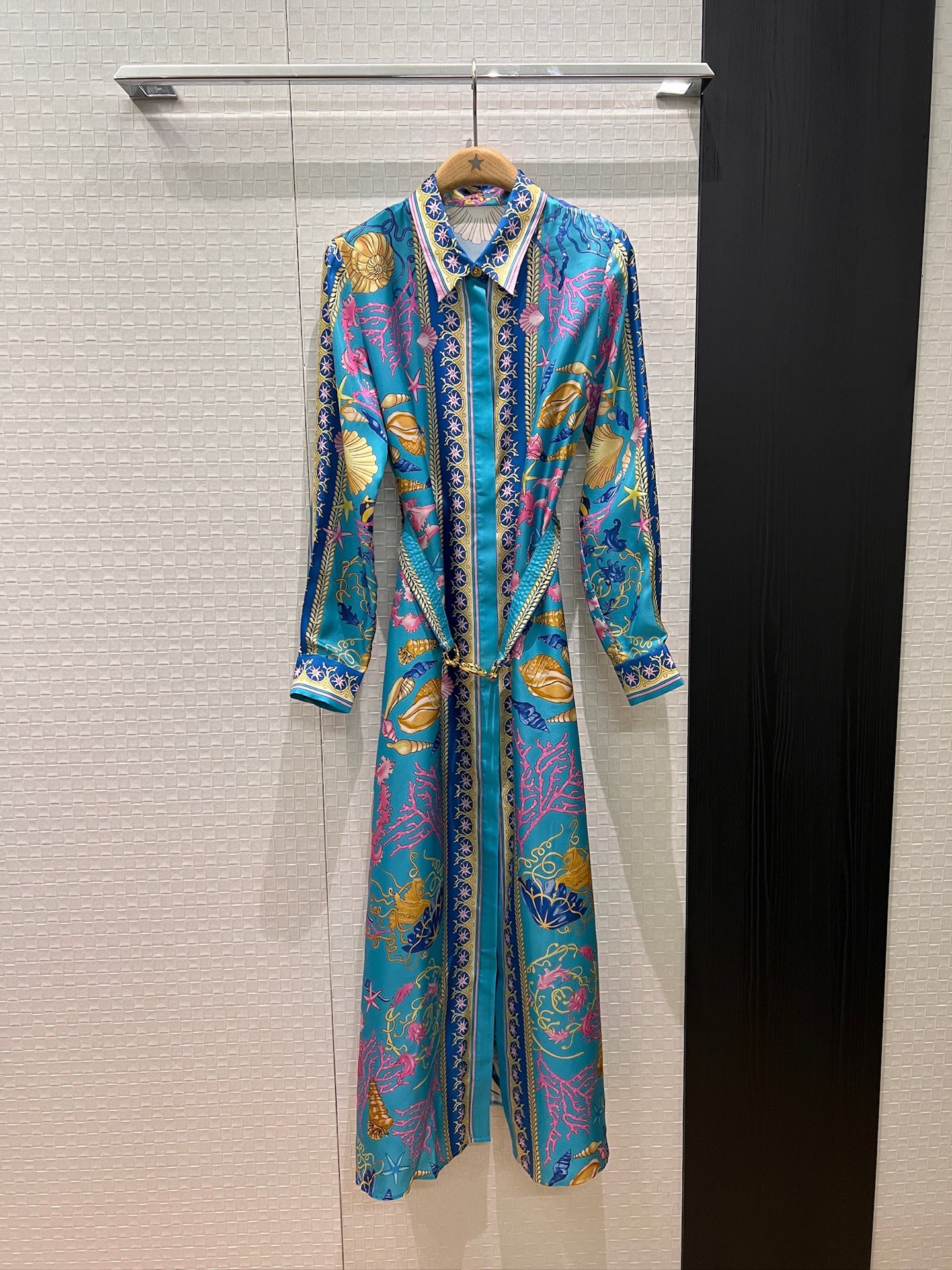 NO:500240,New Versace Starfish Shell Positioned Print Blue Silk Twill Long Dress Dress Heavy Silk Matched with Medusa Elastic Belt Simple and fashionable Slim and Slim and Slim and Sweet and Reduce Age-reducing Celebrity Temperament S-XL, versace, versace, skirts, real silk, alexander wang19860909新款Versace范思哲 海星贝壳定位印花蓝色真丝斜纹长裙 连衣裙 重磅真丝 搭配美杜莎松紧腰带装饰简约时髦 修身显瘦甜美减龄 名媛气质 S-XL,,versace,versace,skirts,real silk,alexander wang,Women's clothing