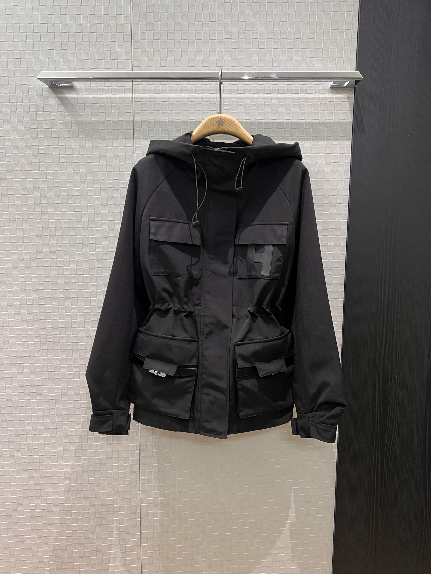 NO:500252,New H lock belt decorates large pockets Hooded waist design windbreaker jacket hat is not removable loose and casual waist circumference can be adjusted slim waist slim classic H patch decoration Hardware accessories mold opening Fashion and versatile Loose and age reduction Black and white SML, Jackets & coats,hats,alexander wang19860909新款H锁扣皮带装饰大口袋 连帽收腰设计风衣外套帽子不可拆 宽松休闲 腰围可抽绳调节 收腰修身经典大H贴布装饰 五金配件开模 时尚百搭 宽松减龄 黑色白色 SML,,jackets & coats,hats,alexander wang,Women's clothing