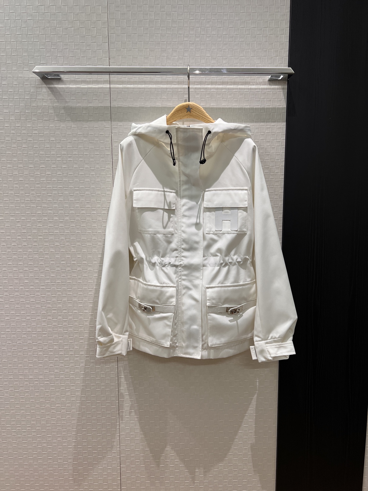 NO:500256,New H lock belt decorates large pockets Hooded waist design windbreaker jacket hat is not removable loose and casual waist circumference can be adjusted slim waist slim classic H patch decoration Hardware accessories mold opening Fashion and versatile Loose and age reduction Black and white SML, Jackets & coats,hats,alexander wang19860909新款H锁扣皮带装饰大口袋 连帽收腰设计风衣外套帽子不可拆 宽松休闲 腰围可抽绳调节 收腰修身经典大H贴布装饰 五金配件开模 时尚百搭 宽松减龄 黑色白色 SML,,jackets & coats,hats,alexander wang,Women's clothing