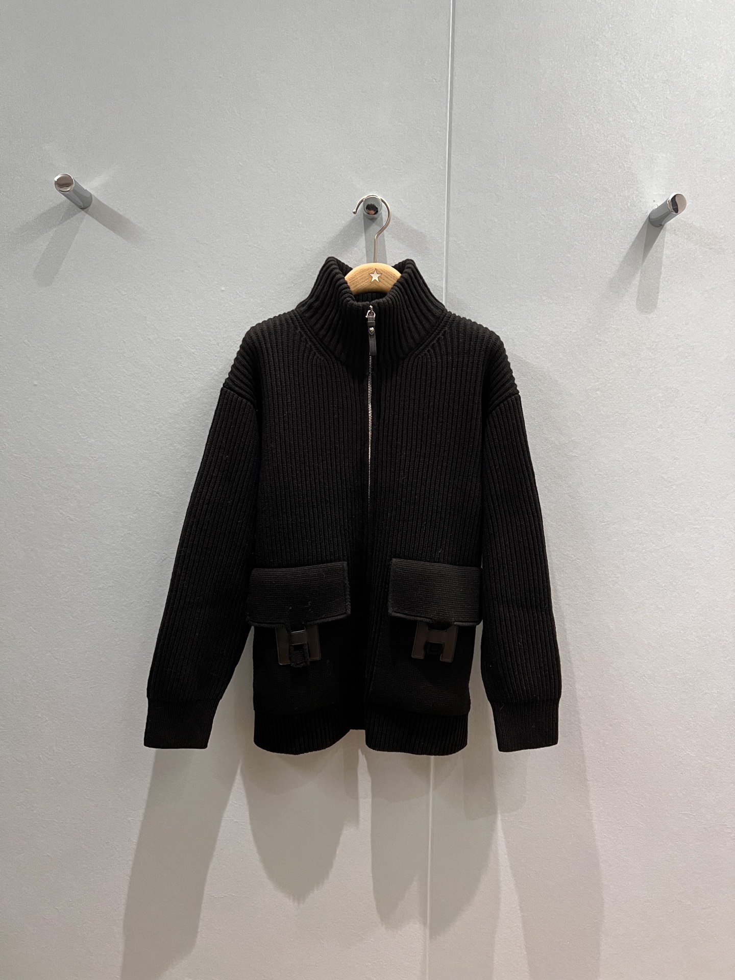 NO:500263,New H-vintage decorative flip large pocket decoration, turtleneck wool thick stick needle sweater jacket loose silhouette, lazy and versatile, age-reducing must-have black and white SML,, jackets & coats, sweaters, alexander wang19860909新款H贴皮装饰翻盖大口袋装饰 高领羊毛粗棒针毛衣外套廓形宽松 慵懒百搭减龄必备 黑色白色 SML,,jackets & coats,sweaters,alexander wang,Women's clothing