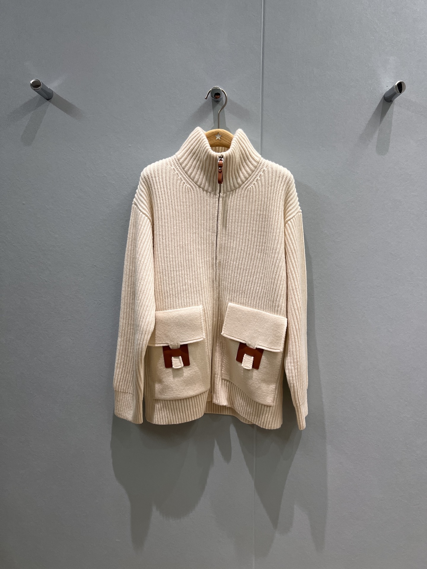 NO:500244,New H-vintage decorative flip large pocket decoration, turtleneck wool thick stick needle sweater jacket loose silhouette, lazy and versatile, age-reducing must-have black and white SML,, jackets & coats, sweaters, alexander wang19860909新款H贴皮装饰翻盖大口袋装饰 高领羊毛粗棒针毛衣外套廓形宽松 慵懒百搭减龄必备 黑色白色 SML,,jackets & coats,sweaters,alexander wang,Women's clothing