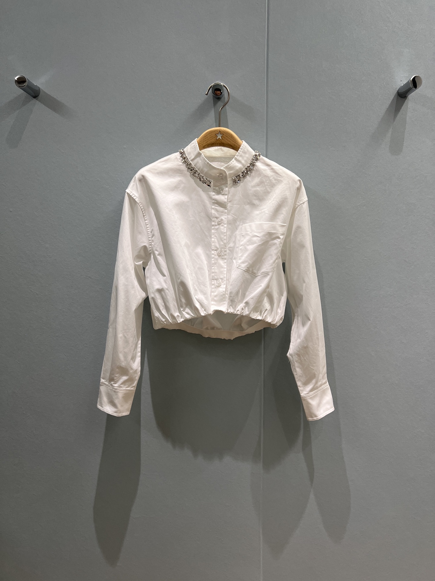 NO:500249,The new model is coming to Zhang Ruonan. Heavy industry diamond-inlaid stand collar short shirt waist-hugging bud design. It can be sweet and salty and age-reducing versatile. SML, alexander wang19860909新款来袭章若楠同款 重工镶钻立领短款衬衣收腰花苞设计 可甜可盐减龄百搭 SML,,alexander wang,Women's clothing