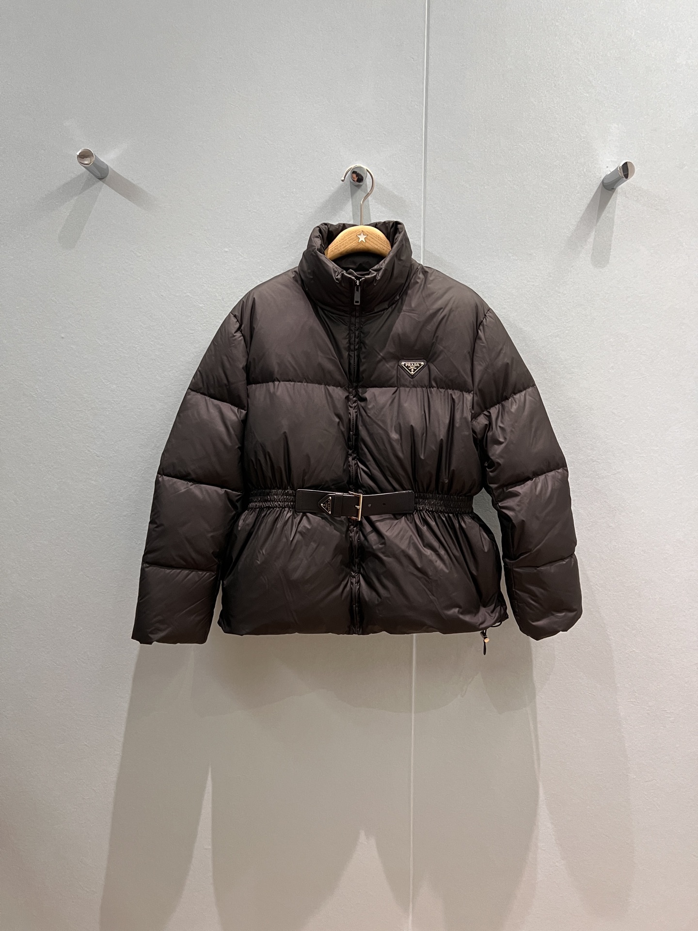 NO:501044,New style of standing collar and waist-hugging down jacket with dust bag, triangle leather belt splicing decorative chest triangle badge, three-dimensional waist-hugging, sweet and cool versatile 90 down 10 feathers, hardware accessories mold opening, black and white SML,, jackets & coats, down jacket, alexander wang19860909配防尘袋新款立领打揽收腰设计羽绒服外套 三角标皮腰带拼接装饰胸前三角徽章 立体收腰显瘦 甜酷百搭 90羽绒10羽毛 五金配件开模 黑色白色 SML,,jackets & coats,down jacket,alexander wang,Women's clothing