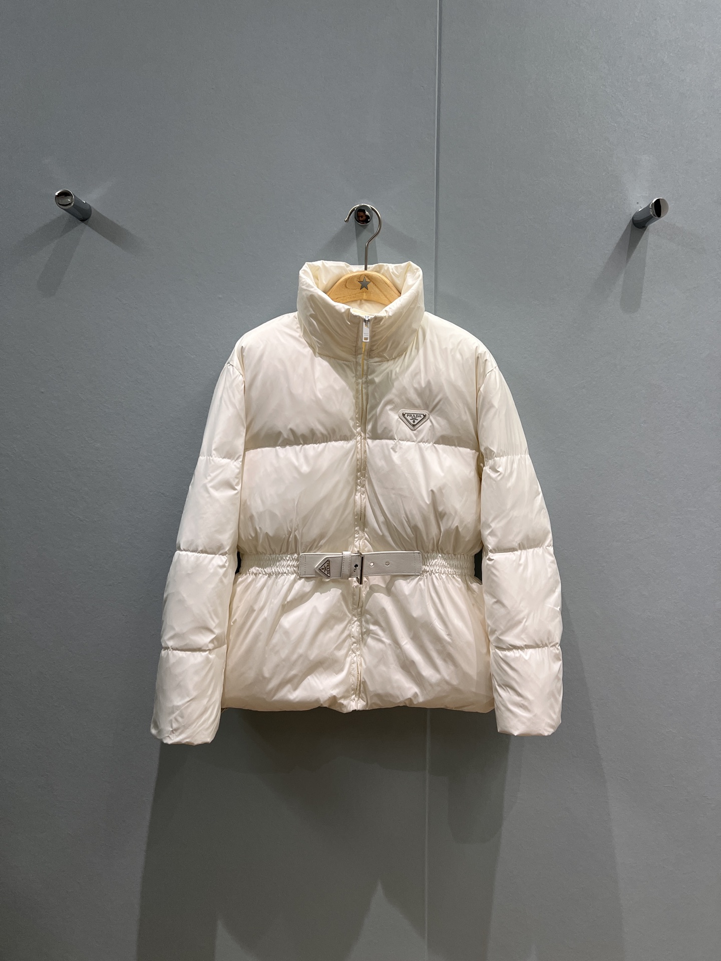 NO:501048,New style of standing collar and waist-hugging down jacket with dust bag, triangle leather belt splicing decorative chest triangle badge, three-dimensional waist-hugging, sweet and cool versatile 90 down 10 feathers, hardware accessories mold opening, black and white SML,, jackets & coats, down jacket, alexander wang19860909配防尘袋新款立领打揽收腰设计羽绒服外套 三角标皮腰带拼接装饰胸前三角徽章 立体收腰显瘦 甜酷百搭 90羽绒10羽毛 五金配件开模 黑色白色 SML,,jackets & coats,down jacket,alexander wang,Women's clothing