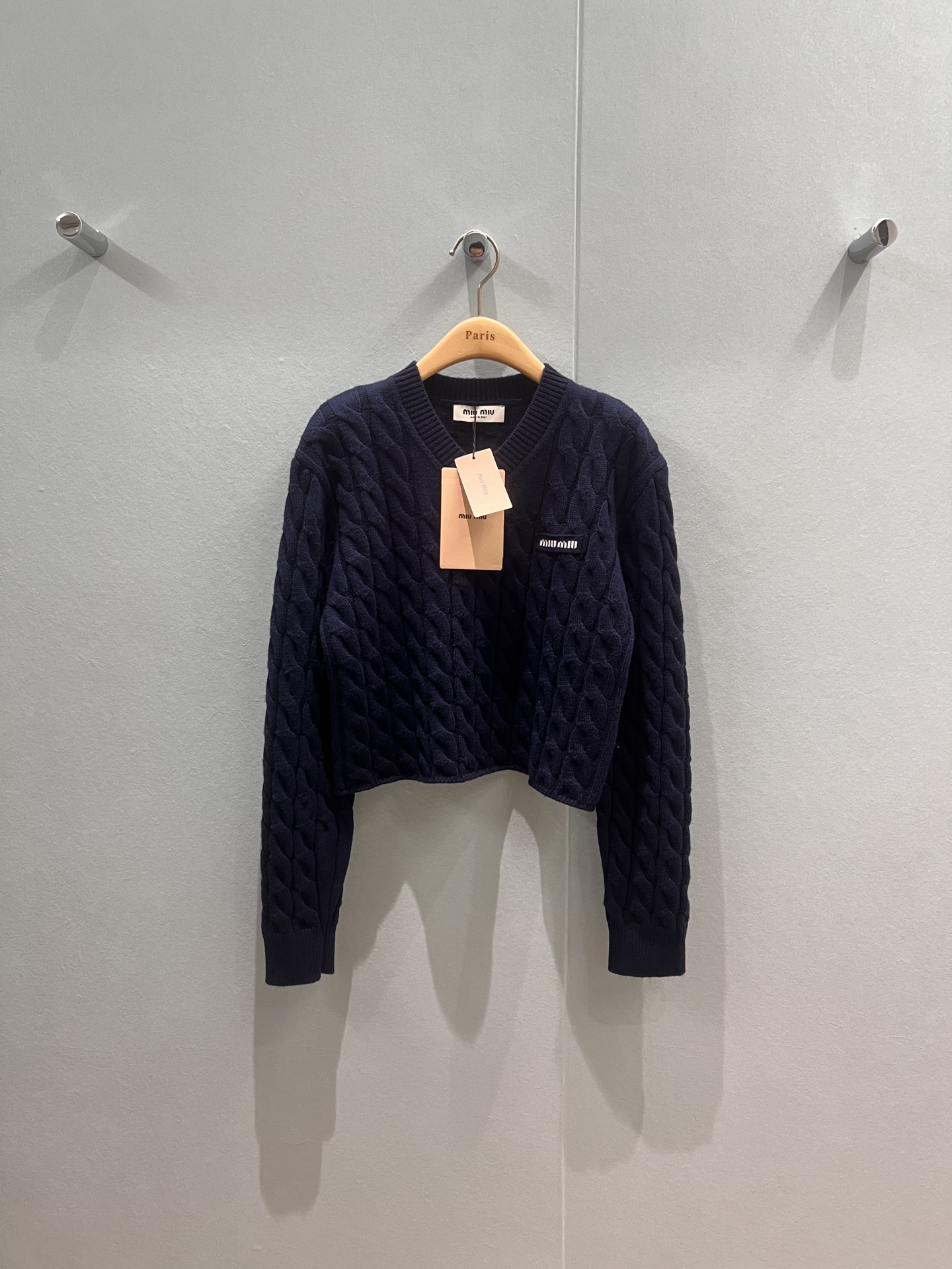 NO:501049,New limited model V-neck, twisted knitted short wool top, chest, miu embroidery logo, miu department college style navy dark blue, age-reducing versatile SML, miumiu, alexander wang19860909新款限定款 V领麻花纹针织短款羊毛上衣胸前miu刺绣logo miu系学院风海军深蓝 减龄百搭 SML,,miumiu,alexander wang,Women's clothing