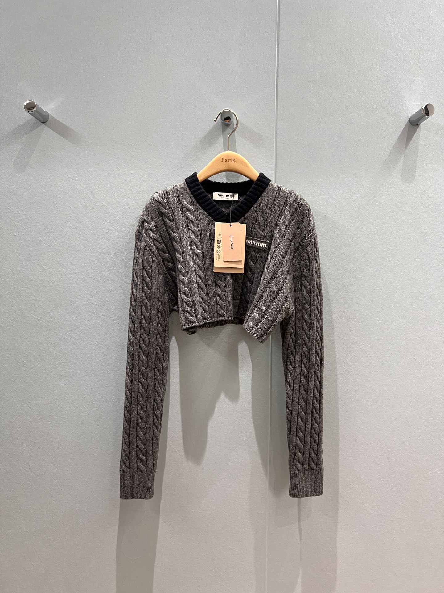 NO:501058,New limited style color-blocking V-neck pattern knitted ultra-short wool top with breast miu embroidery logo miu department college sweet girl cute age-reducing versatile SML, miumiu, alexander wang19860909新款限定款 拼色V领麻花纹针织超短羊毛上衣胸前miu刺绣logo miu系学院风甜妹可爱 减龄百搭 SML,,miumiu,alexander wang,Women's clothing