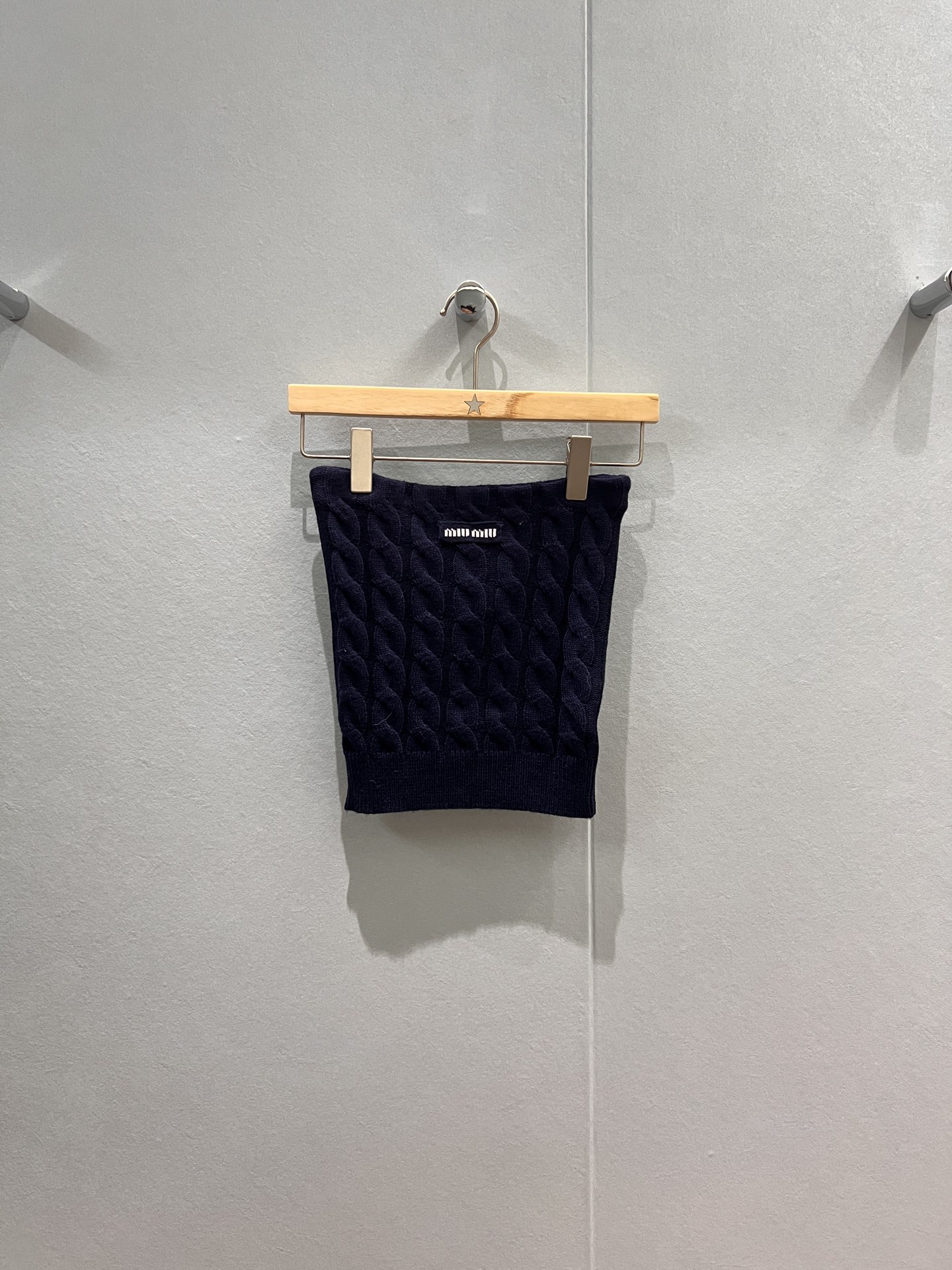 NO:501055,New limited style, twin-pattern design, knitted strap top/wool hip short skirt, breast, miu embroidery logo, miu department college style, can be paired with the same V-neck sweater or layered top, age-reducing versatile SML,,miumiu, skirts, sweaters, alexander wang19860909新款限定款 麻花纹两穿设计 针织抹胸上衣/羊毛包臀短裙胸前miu刺绣logo miu系学院风可搭同款V领毛衣 或叠穿上衣 减龄百搭 SML,,miumiu,skirts,sweaters,alexander wang,Women's clothing