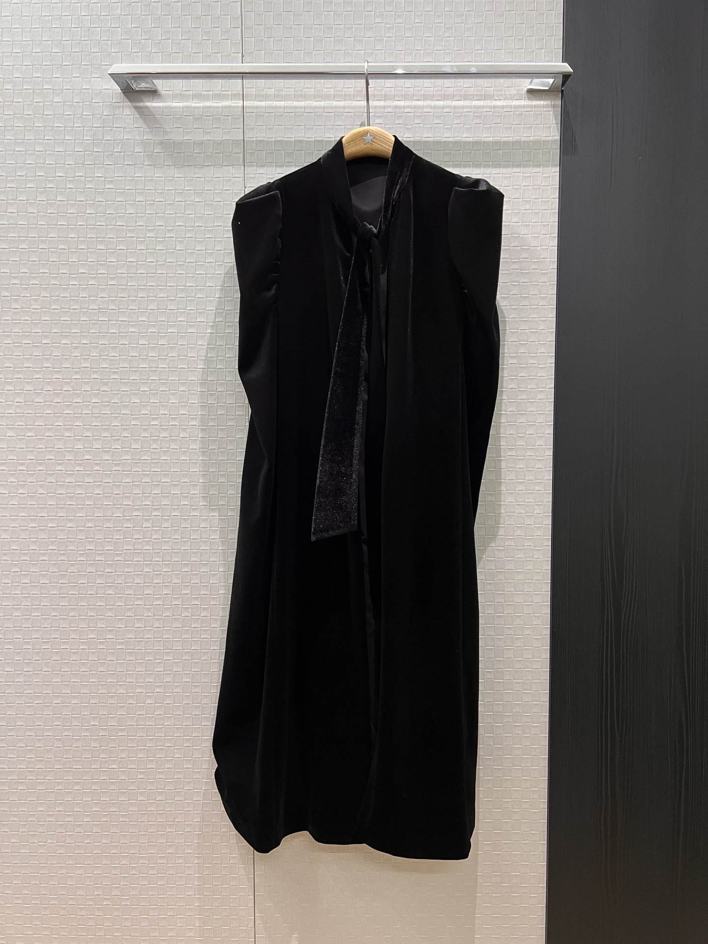 NO:501073,The same style of new Reba, catwalk velvet cape shawl coat, minimalist lace-up bubble shoulder design, palace style, queen aura S-XL,,shawls,alexander wang19860909新款热巴同款 走秀丝绒斗篷披肩大衣极简系带泡泡肩设计 宫廷风 女王气场S-XL,,shawls,alexander wang,Women's clothing