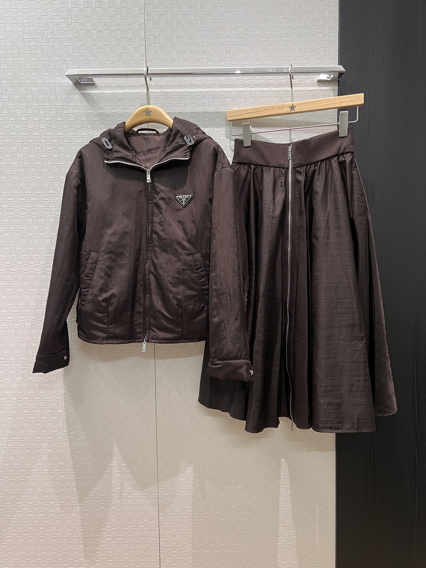 NO:501062,New triangle logo decorative hooded cotton jacket, hat is not removable, zippered A-skirts, pockets on both sides, loose and casual, classic triangle logo decoration, age-reducing essential, fashionable and versatile set or separate S-XL,, skirts, jackets & coats,hats,alexander wang19860909新款三角徽标装饰连帽棉服外套 帽子不可拆 拉链A摆半裙 两侧口袋 宽松休闲 经典三角标装饰 减龄必备 时尚百搭一套或分开 S-XL 外,,skirts,jackets & coats,hats,alexander wang,Women's clothing