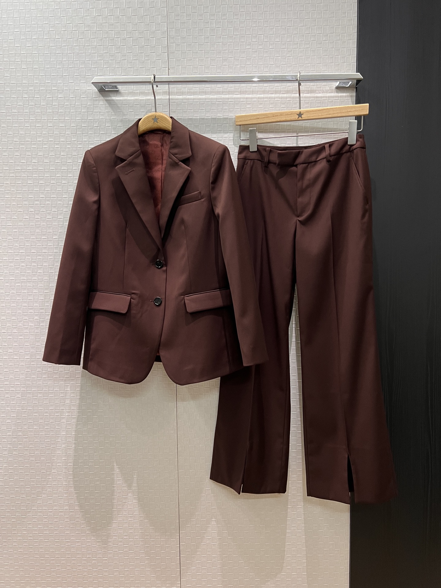 NO:501056,Suit, pants P new style, old money style, simple two-button brown suit jacket, front slit wide-leg trousers, double G jacquard lining, handsome heroine, sweet, cool, capable and neat, can be worn with the same style of trousers S-XL,, jackets & coats, business suit, alexander wang19860909西装 裤子P新款老钱风 简单两扣咖色西装外套前开叉阔腿西裤 双G提花内衬 帅气大女主 甜酷派干练利落 可搭同款西裤 S-XL,,jackets & coats,business suit,alexander wang,Women's clothing