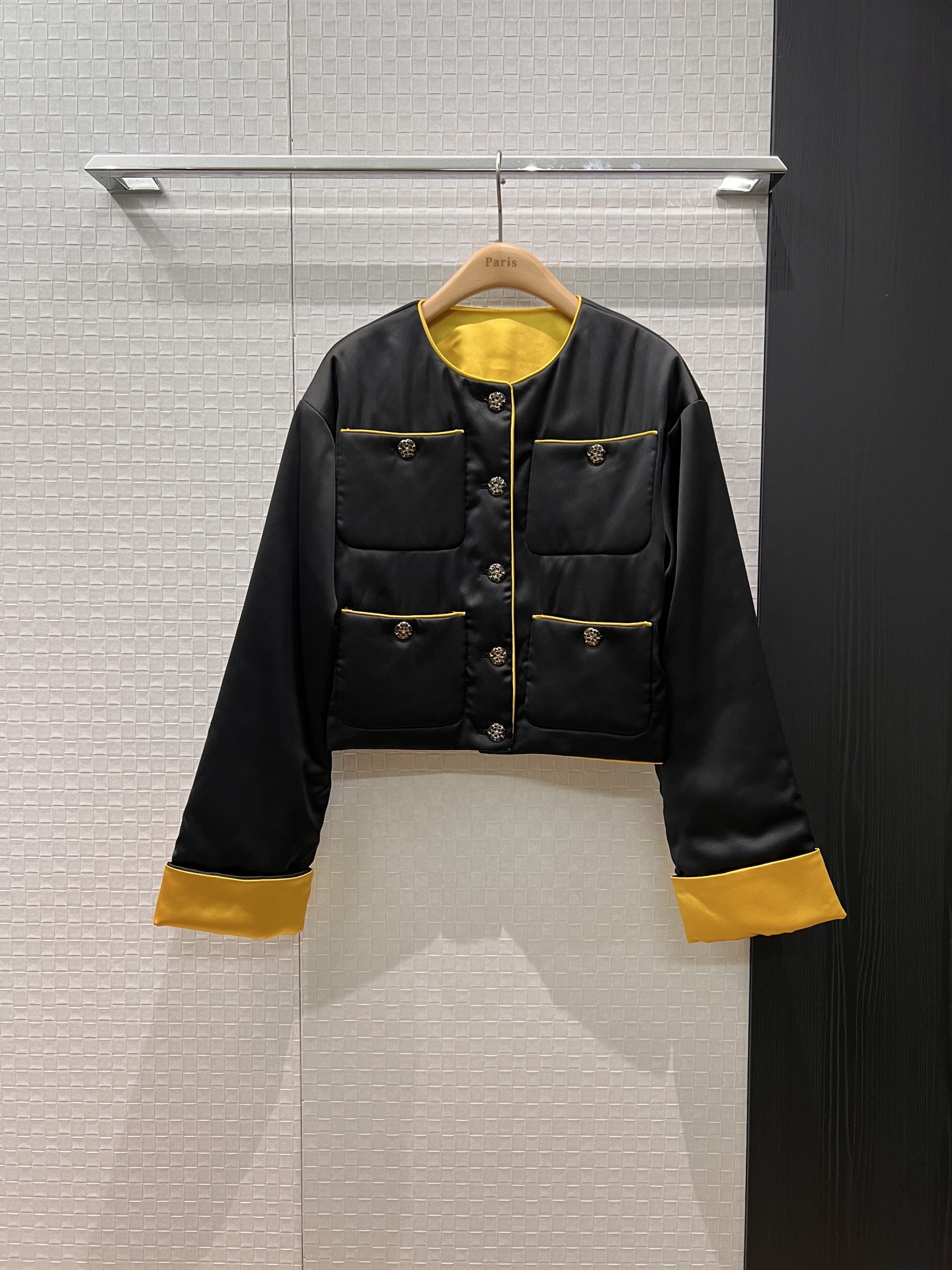 NO:501922,New style is coming 25A show style Chinese contrasting colour rolled sleeve design round neck satin short cotton jacket molded camellia buckle fluffy and soft comfortable and warm SML, jackets & coats,alexander wang19860909新款来袭25A秀款 中式撞色卷边袖设计 圆领缎面短款棉服外套开模山茶花扣 蓬松柔软 舒适保暖SML,,jackets & coats,alexander wang,Women's clothing