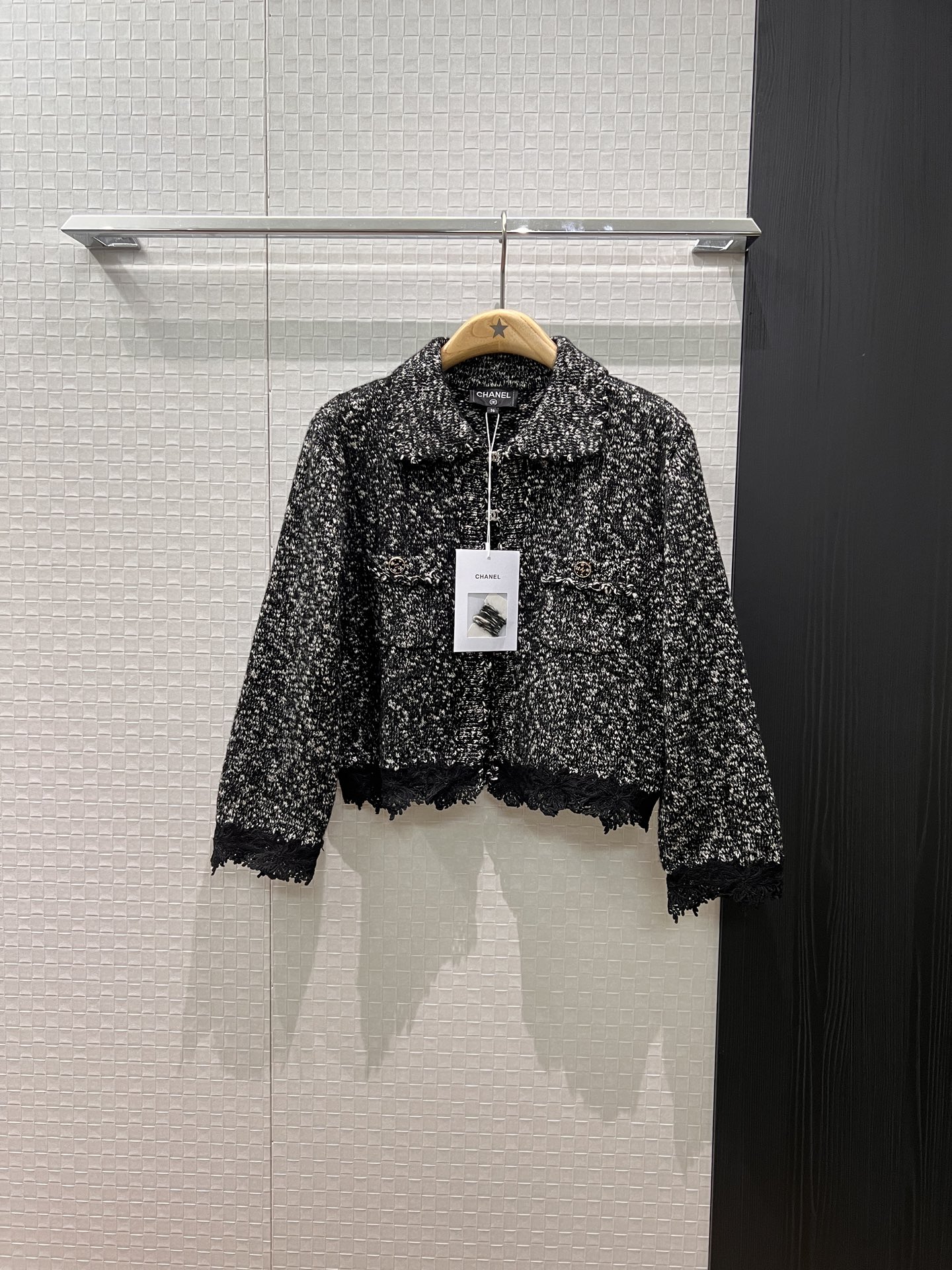 NO:501930,New 25B spliced ​​lace-edged floral knitted wool cardigan jacket double C diamond buckle chest pocket elegant temperament delivery storage bag cloth bag black blue apricot SML,,jackets & coats,alexander wang19860909新款25B 拼接蕾丝边花纱针织羊毛开衫外套双C镶钻搭扣 胸前口袋名媛精致 气质优雅 配送收纳袋布包 黑色蓝色杏色 SML,,jackets & coats,alexander wang,Women's clothing