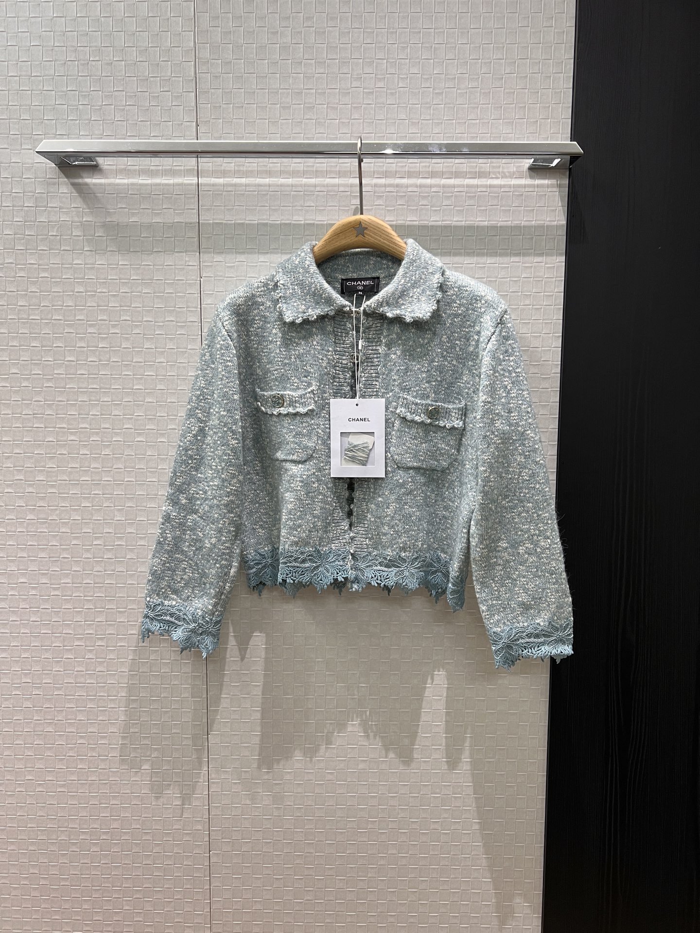 NO:501939,New 25B spliced ​​lace-edged floral knitted wool cardigan jacket double C diamond buckle chest pocket elegant temperament delivery storage bag cloth bag black blue apricot SML,,jackets & coats,alexander wang19860909新款25B 拼接蕾丝边花纱针织羊毛开衫外套双C镶钻搭扣 胸前口袋名媛精致 气质优雅 配送收纳袋布包 黑色蓝色杏色 SML,,jackets & coats,alexander wang,Women's clothing