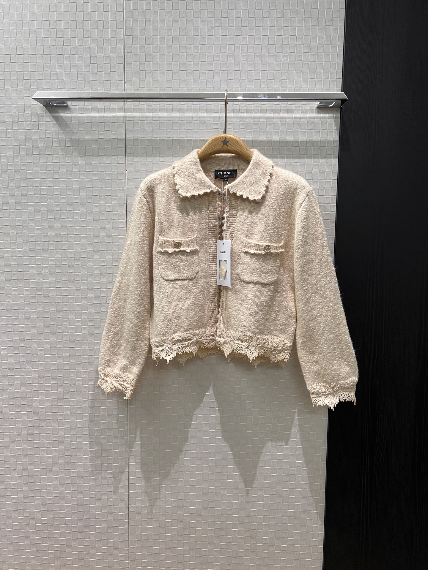 NO:501948,New 25B spliced ​​lace-edged floral knitted wool cardigan jacket double C diamond buckle chest pocket elegant temperament delivery storage bag cloth bag black blue apricot SML,,jackets & coats,alexander wang19860909新款25B 拼接蕾丝边花纱针织羊毛开衫外套双C镶钻搭扣 胸前口袋名媛精致 气质优雅 配送收纳袋布包 黑色蓝色杏色 SML,,jackets & coats,alexander wang,Women's clothing