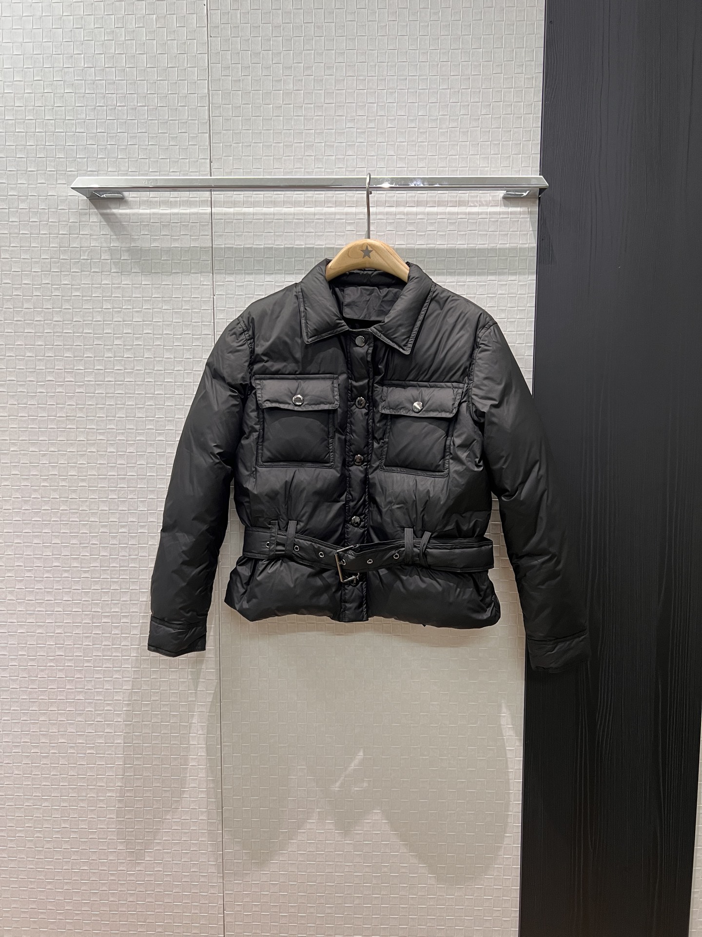 NO:501960,New style workwear lapel belt waist belt short down jacket jacket chest pocket decoration casual and loose handsome sweet and cool age-reducing versatile 90 down 10 feather black and white SML,, jackets & coats, jackets & coats, down jacket, alexander wang19860909配防尘袋新款工装风翻领系腰带收腰 短款羽绒服夹克外套 胸前口袋装饰休闲宽松 帅气甜酷 减龄百搭 90羽绒10羽毛黑色白色 SML,,jackets & coats,jackets & coats,down jacket,alexander wang,Women's clothing