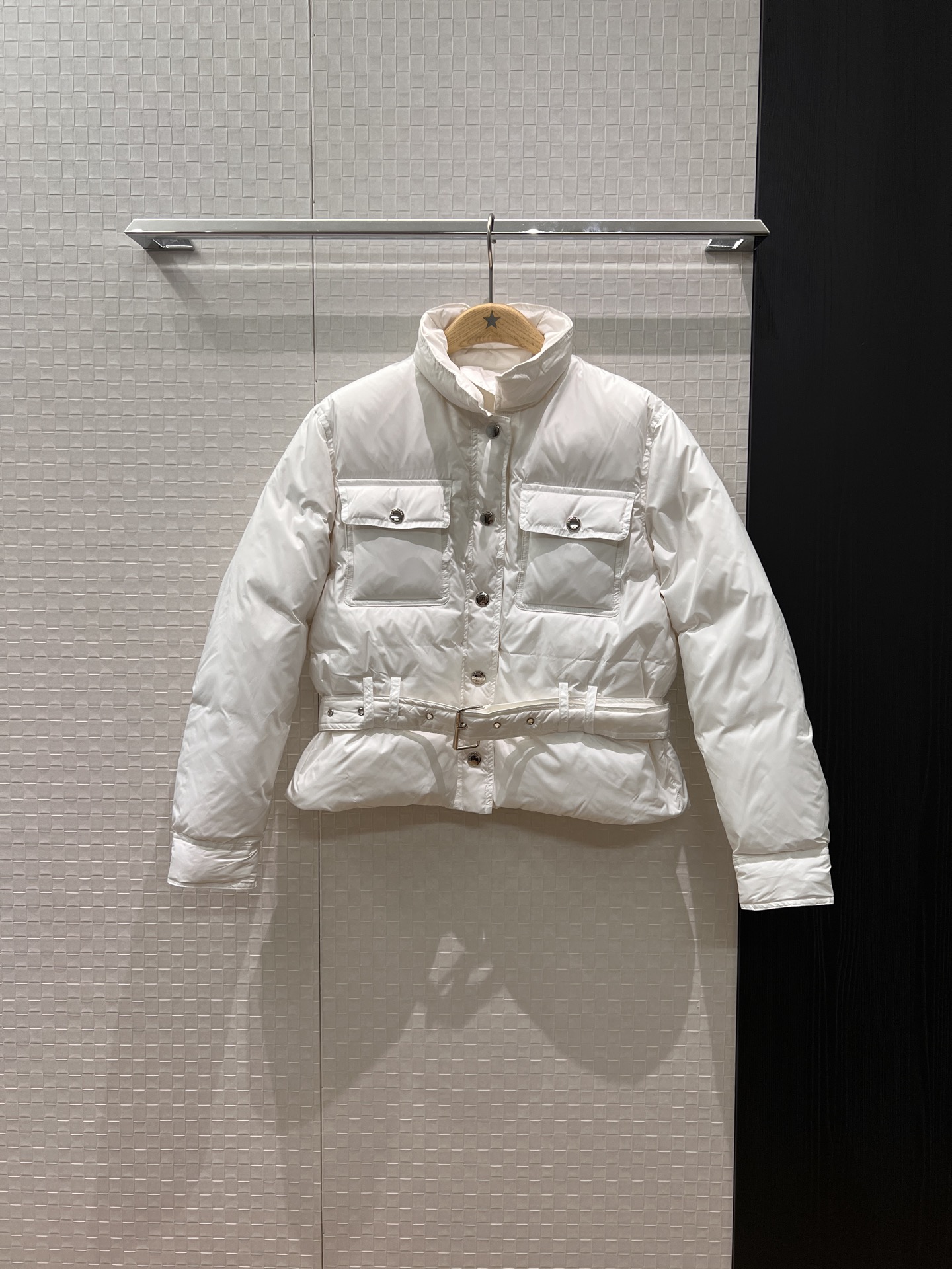 NO:501972,New style workwear lapel belt waist belt short down jacket jacket chest pocket decoration casual and loose handsome sweet and cool age-reducing versatile 90 down 10 feather black and white SML,, jackets & coats, jackets & coats, down jacket, alexander wang19860909配防尘袋新款工装风翻领系腰带收腰 短款羽绒服夹克外套 胸前口袋装饰休闲宽松 帅气甜酷 减龄百搭 90羽绒10羽毛黑色白色 SML,,jackets & coats,jackets & coats,down jacket,alexander wang,Women's clothing