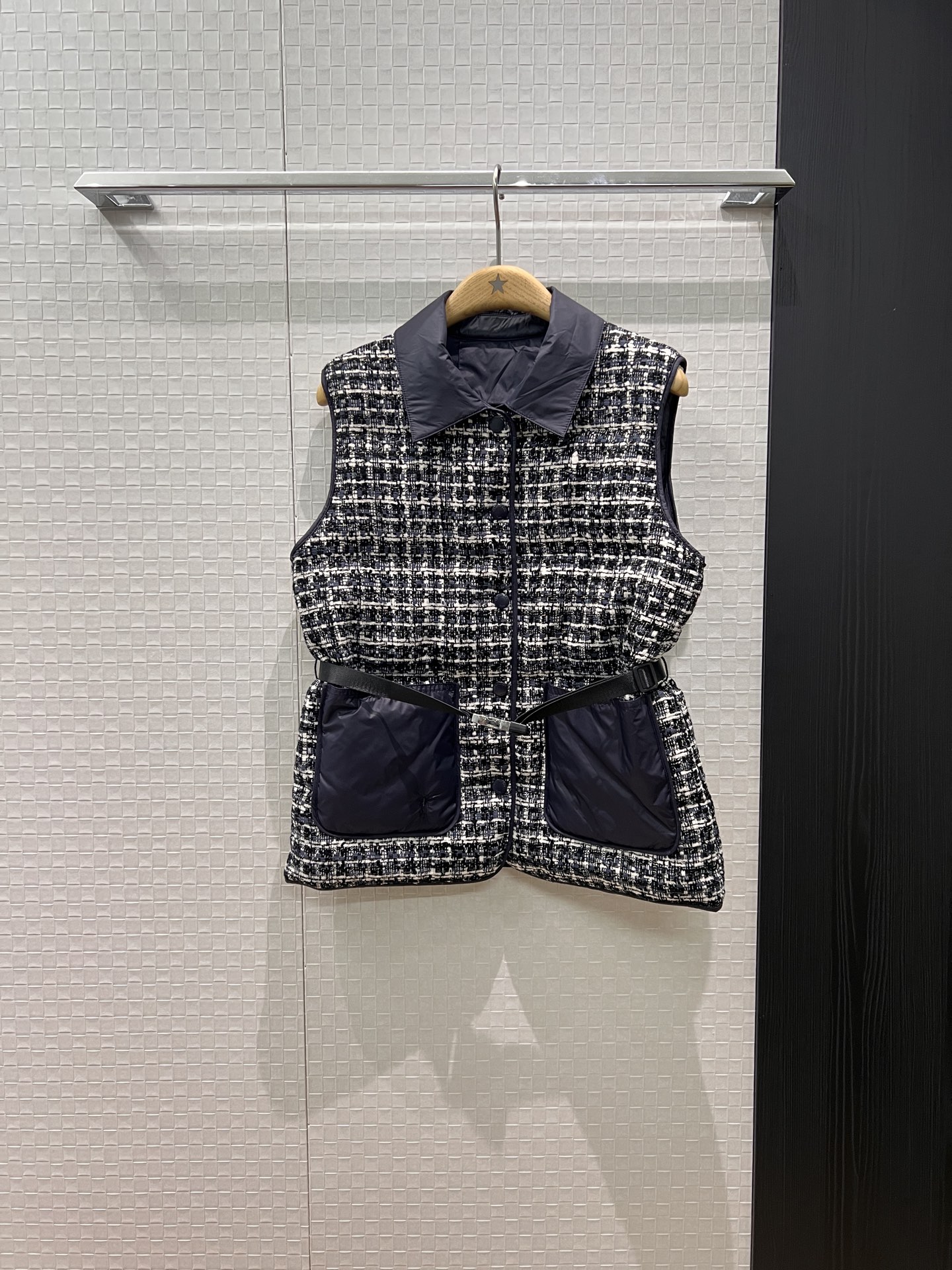 NO:501982,New retro woven tweed spliced ​​nylon lapel down vest with dust bag, belt-hugging waist decoration, embroidered bee, hardware accessories mold opening 90 down 10 feathers, fashionable and age-reducing temperament versatile SML, down jacket, alexander wang19860909配防尘袋新款复古编织粗花呢拼接尼龙翻领羽绒马甲 系腰带收腰装饰 刺绣小蜜蜂 五金配件开模 90羽绒10羽毛 时尚减龄 气质百搭SML,,down jacket,alexander wang,Women's clothing
