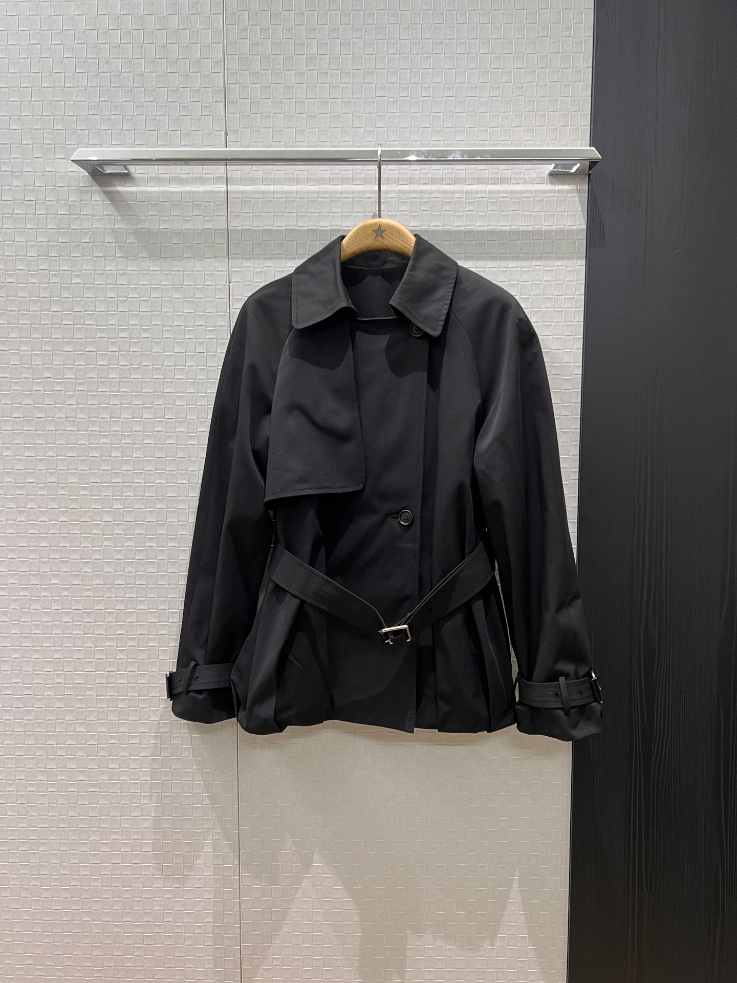 NO:501950,New flower bud hem design, lapel belt, cuff, windbreaker jacket, A-line doll style, loewe badge, leather logo decoration, sweet age-reducing, care essentials, black khaki S-XL,,loewe, jackets & coats,alexander wang19860909新款花苞下摆设计 翻领系腰带袖带风衣外套A字娃娃版型 背后loewe徽章皮标装饰甜美减龄 休闲必备 黑色卡其 S-XL,,loewe,jackets & coats,alexander wang,Women's clothing