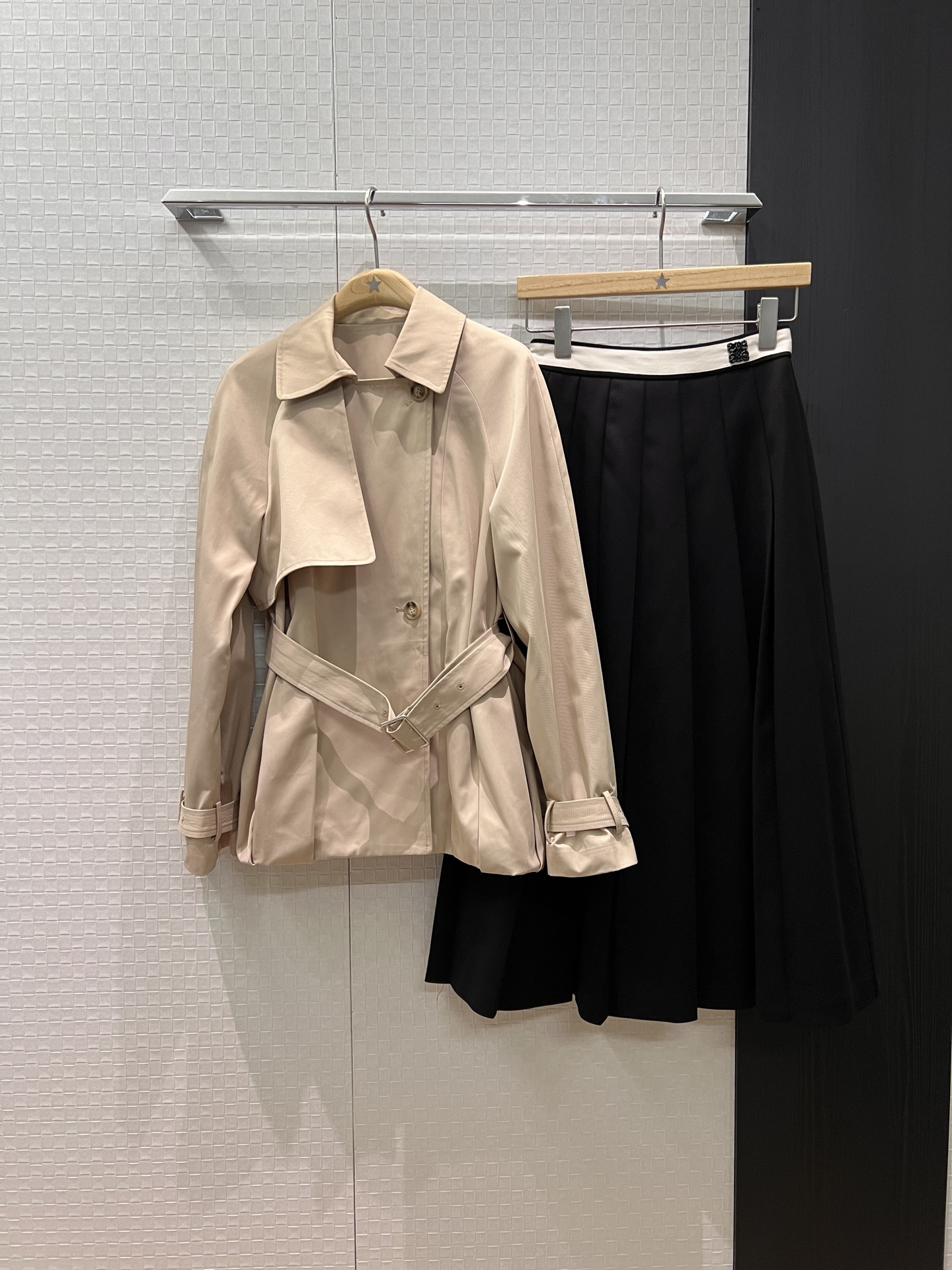 NO:501961,New flower bud hem design, lapel belt, cuff, windbreaker jacket, A-line doll style, loewe badge, leather logo decoration, sweet age-reducing, care essentials, black khaki S-XL,,loewe, jackets & coats,alexander wang19860909新款花苞下摆设计 翻领系腰带袖带风衣外套A字娃娃版型 背后loewe徽章皮标装饰甜美减龄 休闲必备 黑色卡其 S-XL,,loewe,jackets & coats,alexander wang,Women's clothing