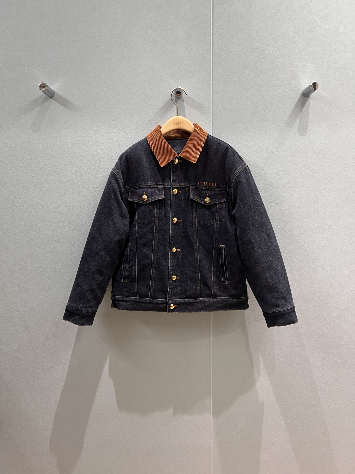 NO:502992,New MiU contrast color spliced ​​corduroy collar denim jacket cotton jacket embroidered logo letters on chest sweet cool lazy loose casual retro checked lining SML, miumiu, jackets & coats, jackets & coats, alexander wang19860909新款miu系撞色拼接灯芯绒领牛仔夹克 夹棉外套 胸前刺绣logo字母 甜酷慵懒宽松休闲 复古格纹内衬SML,,miumiu,jackets & coats,jackets & coats,alexander wang,Women's clothing