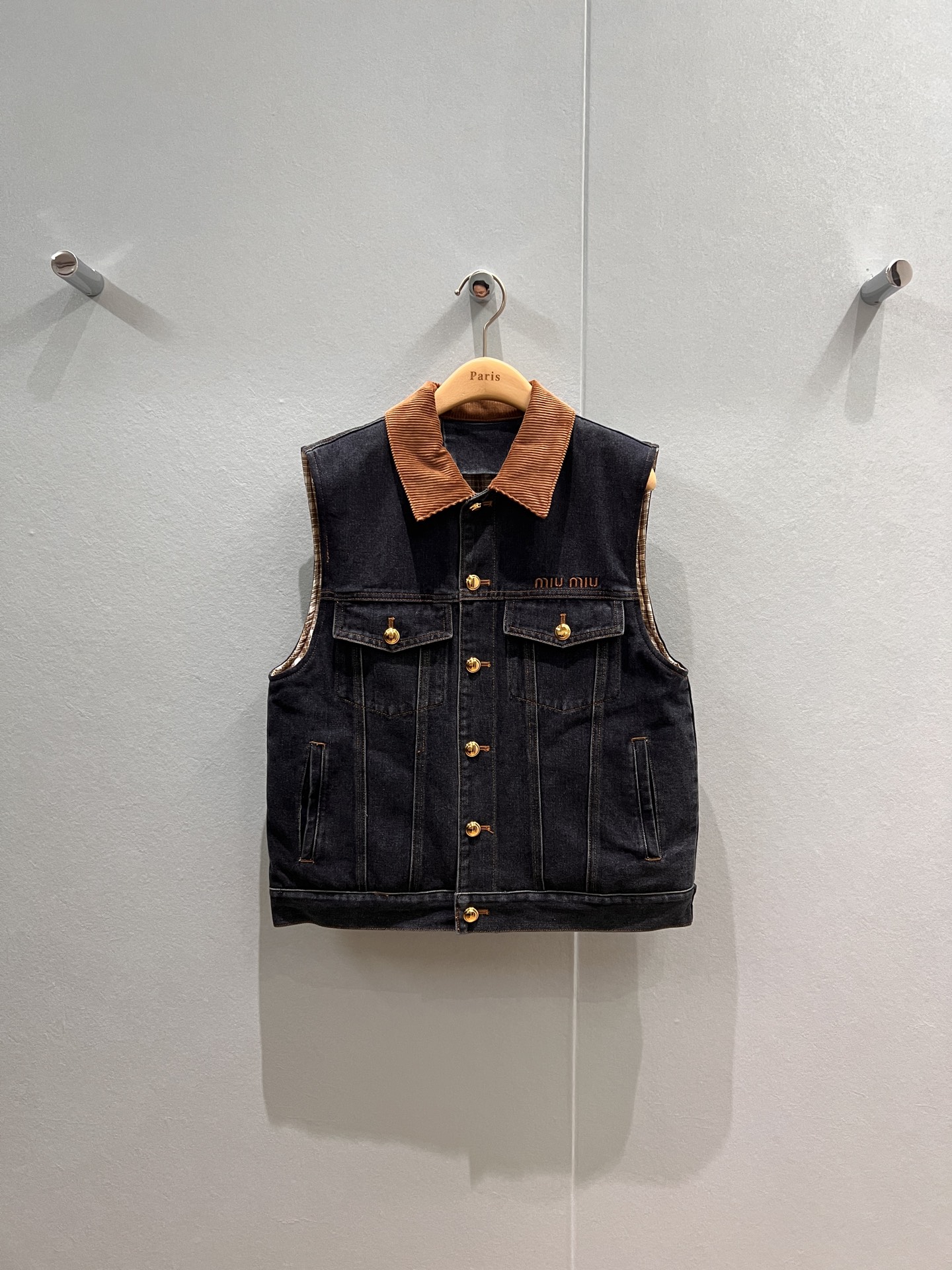 NO:503002,New MiU contrast color spliced ​​corduroy collar denim horse clip cotton vest jacket chest embroidered logo letters sweet cool lazy loose casual retro checked lining SML, miumiu, jackets & coats, alexander wang19860909新款miu系撞色拼接灯芯绒领牛仔马夹 夹棉坎肩外套 胸前刺绣logo字母 甜酷慵懒宽松休闲 复古格纹内衬SML,,miumiu,jackets & coats,alexander wang,Women's clothing