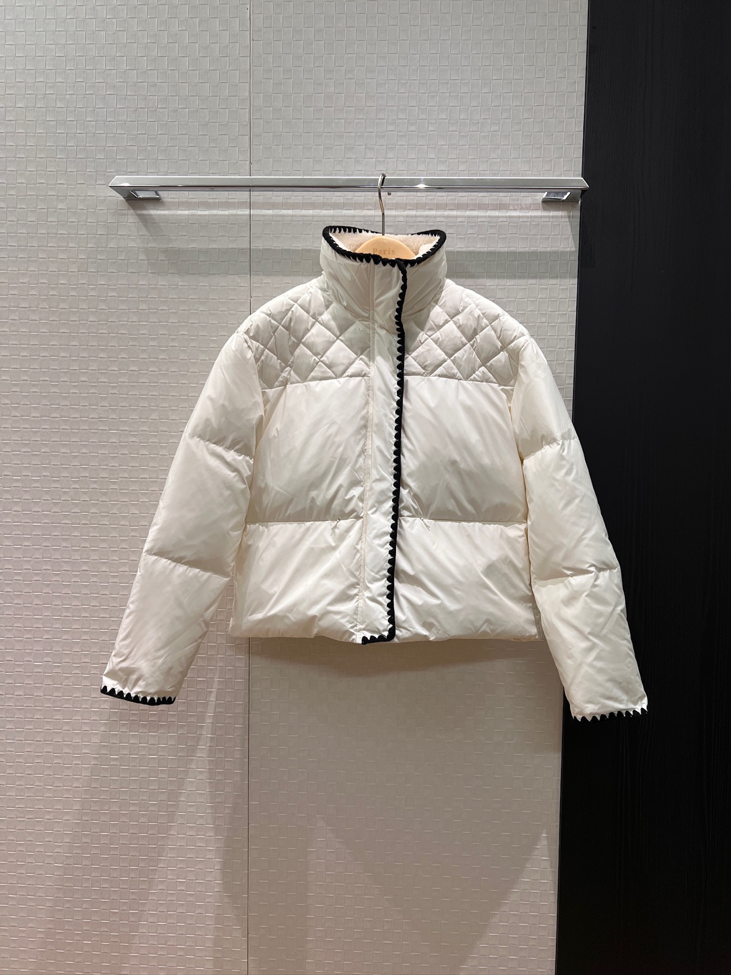 NO:503022,New heavy-duty embroidered diamond turtleneck down jacket jacket with dust bag, fleece splicing collar 90 down 10 feathers, loose and casual, invisible pocket fashionable and versatile, black and white SML,, jackets & coats, down jacket, alexander wang19860909配防尘袋新款重工绣花边菱格高领羽绒服外套 摇粒绒拼接衣领90羽绒10羽毛 宽松休闲 隐形口袋时尚百搭 黑色白色 SML,,jackets & coats,down jacket,alexander wang,Women's clothing