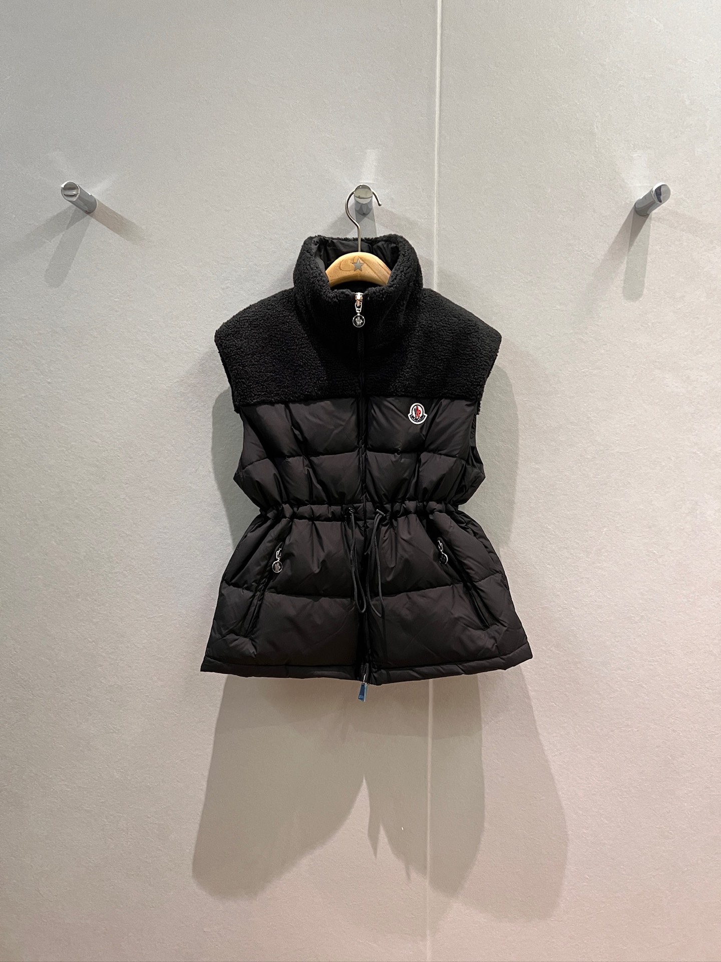 NO:502988,New style cover with dust bag, rogue fleece spliced ​​stand collar down vest, drawstring waist design, classic logo badge decoration on chest, hardware accessories mold opening 90 down 10 feather black and white SML, Moncler, down jacket, alexander wang19860909配防尘袋新款蒙口 摇粒绒拼接立领羽绒马甲 抽绳收腰设计胸前经典logo徽章装饰 五金配件开模 90羽绒10羽毛黑色白色 SML,,Moncler,down jacket,alexander wang,Women's clothing