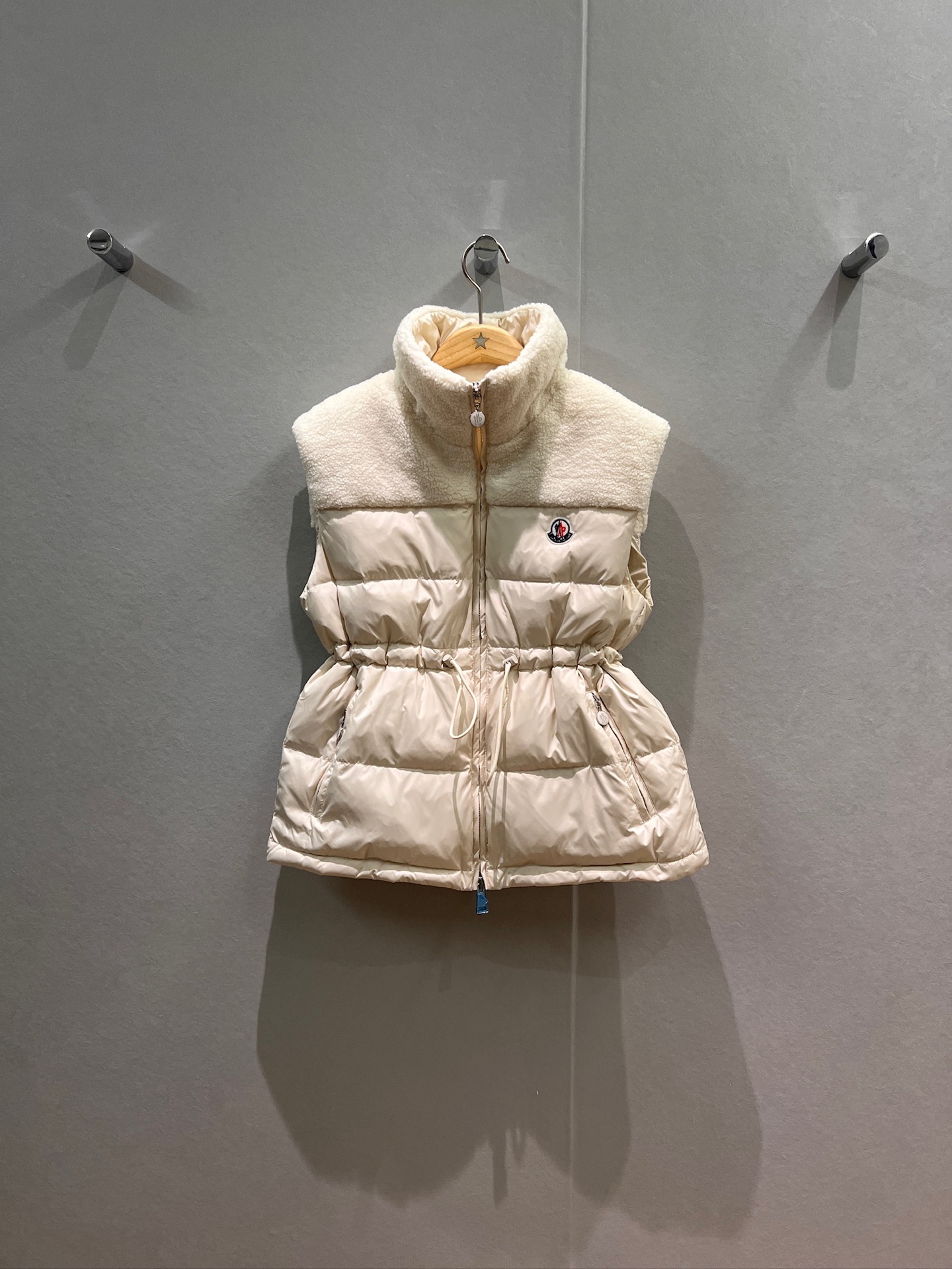 NO:502998,New style cover with dust bag, rogue fleece spliced ​​stand collar down vest, drawstring waist design, classic logo badge decoration on chest, hardware accessories mold opening 90 down 10 feather black and white SML, Moncler, down jacket, alexander wang19860909配防尘袋新款蒙口 摇粒绒拼接立领羽绒马甲 抽绳收腰设计胸前经典logo徽章装饰 五金配件开模 90羽绒10羽毛黑色白色 SML,,Moncler,down jacket,alexander wang,Women's clothing