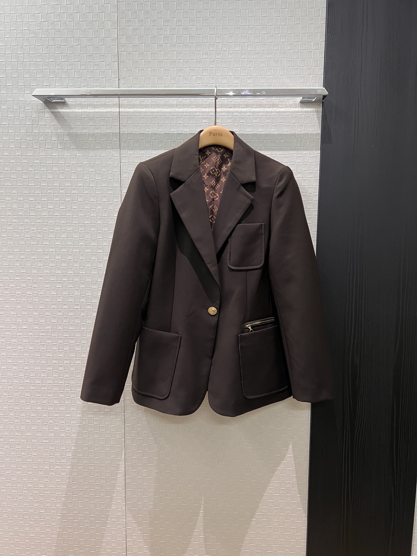 NO:503018,New chocolate color single button three-pocket suit jacket, mold opening logo logo gold buckle, three-dimensional tailoring, slim fit wool blend, presbyop lining, capable and neat commuting versatile S-XL,, jackets & coats, business suit, alexander wang19860909新款巧克力色 单扣三口袋西装外套 开模logo标志金扣 立体剪裁 修身版型羊毛混纺 老花内衬 干练利落 通勤百搭 S-XL,,jackets & coats,business suit,alexander wang,Women's clothing