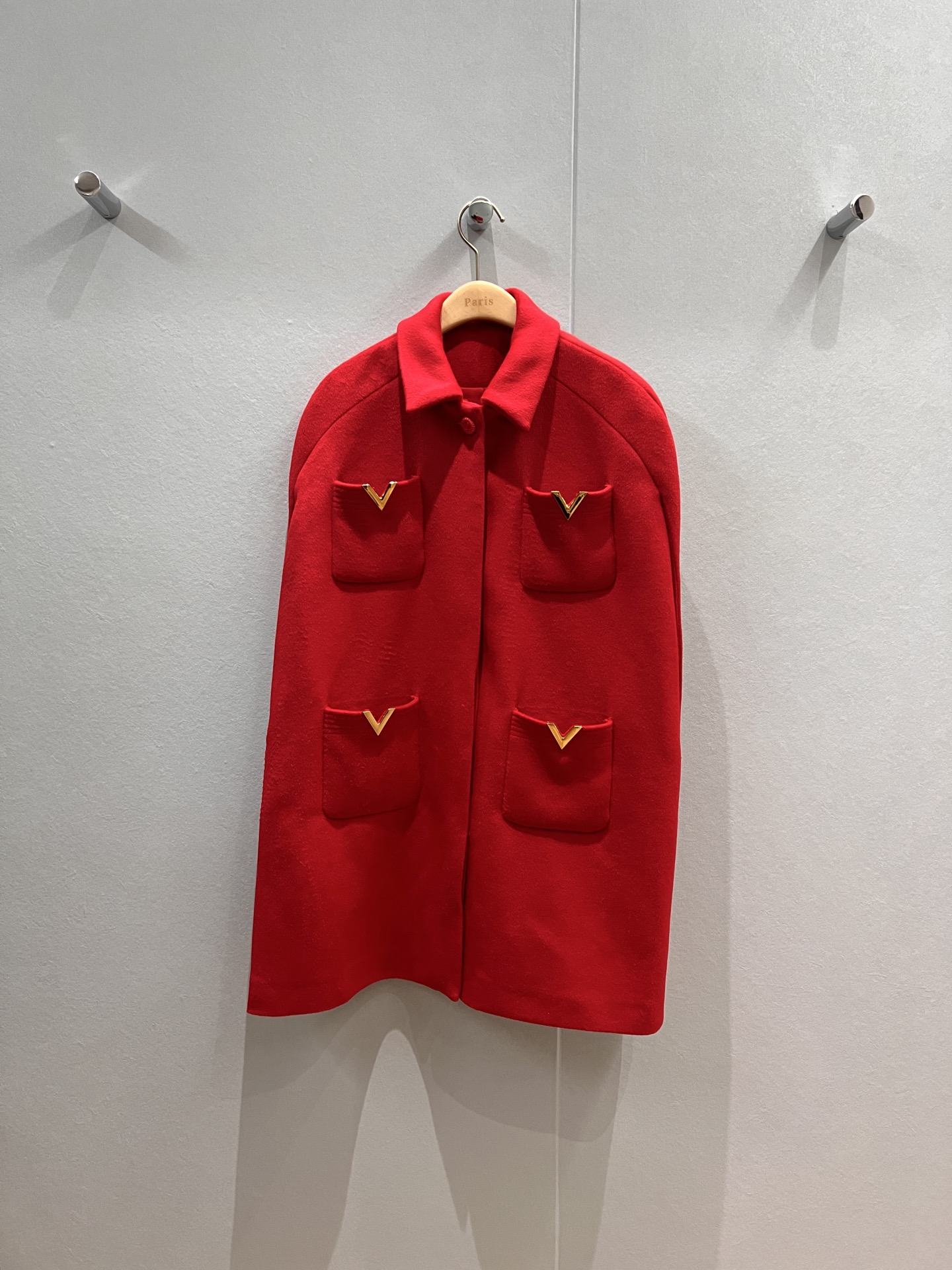 NO:503043,New style is coming in red lapel woolen cloak coat coat French minimalist design V metal logo decorative four pockets Queen aura style queen style celebrity fashion SML, Jackets & coats,alexander wang19860909新款来袭正红翻领毛呢斗篷大衣外套法式极简设计 V金属logo装饰四口袋 女王气场御姐范 名媛时尚 SML,,jackets & coats,alexander wang,Women's clothing