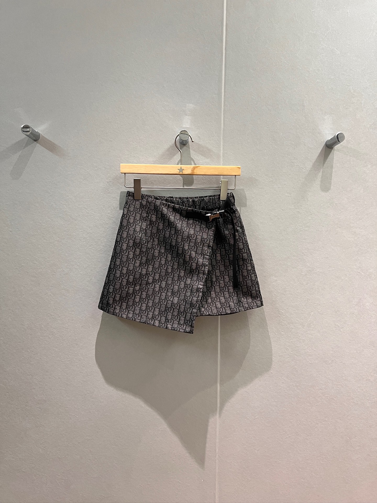 NO:503062,New style recommended grey gray presbyterian, asymmetrical skirt, buttoned decorative skirt, fake two-piece design, elastic waist shorts, classic presbyterian jacquard fabric, high waist, slimming, both sides pockets, temperament, age-reducing sports and casual, sweet and versatile SML, skirts, shorts, alexander wang19860909新款推荐格蕾系灰色老花 不对称裙摆系扣装饰裙裤 假两件设计 松紧腰短裤 经典老花提花面料高腰显瘦 两侧口袋 气质减龄 运动休闲 甜美百搭SML,,skirts,shorts,alexander wang,Women's clothing