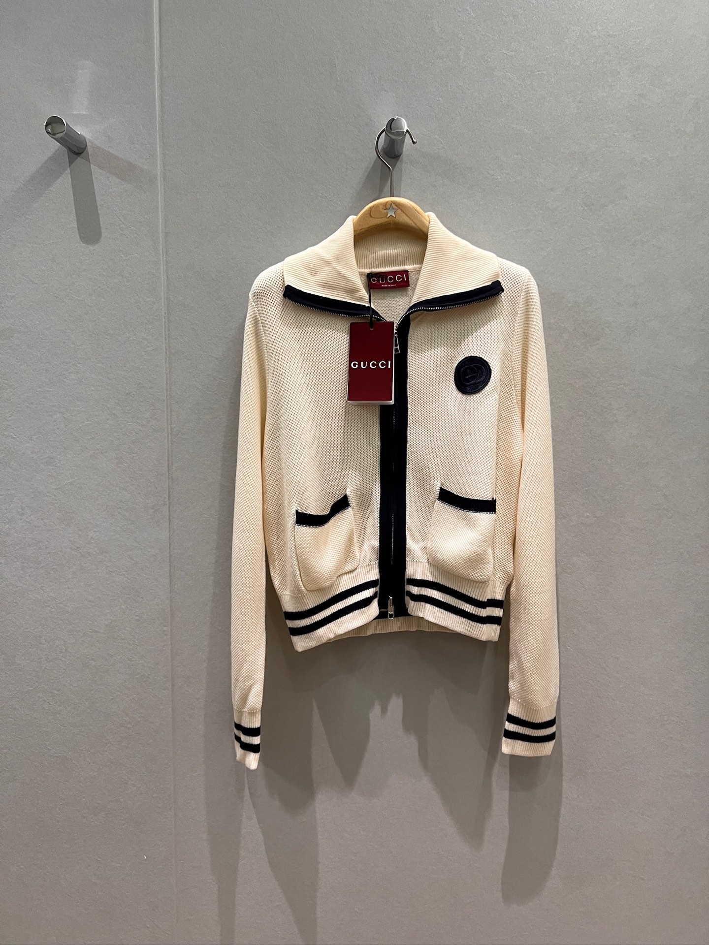 NO:503720,New color block lapel waffle knitted cardigan jacket embroidered double G badge decorate college style casual age-reducing sweet and cute dark blue white SML,,jackets & coats,alexander wang19860909新款拼色翻领华夫针织开衫外套刺绣双G徽章装饰学院风 休闲减龄 甜美可爱 深蓝白色 SML,,jackets & coats,alexander wang,Women's clothing