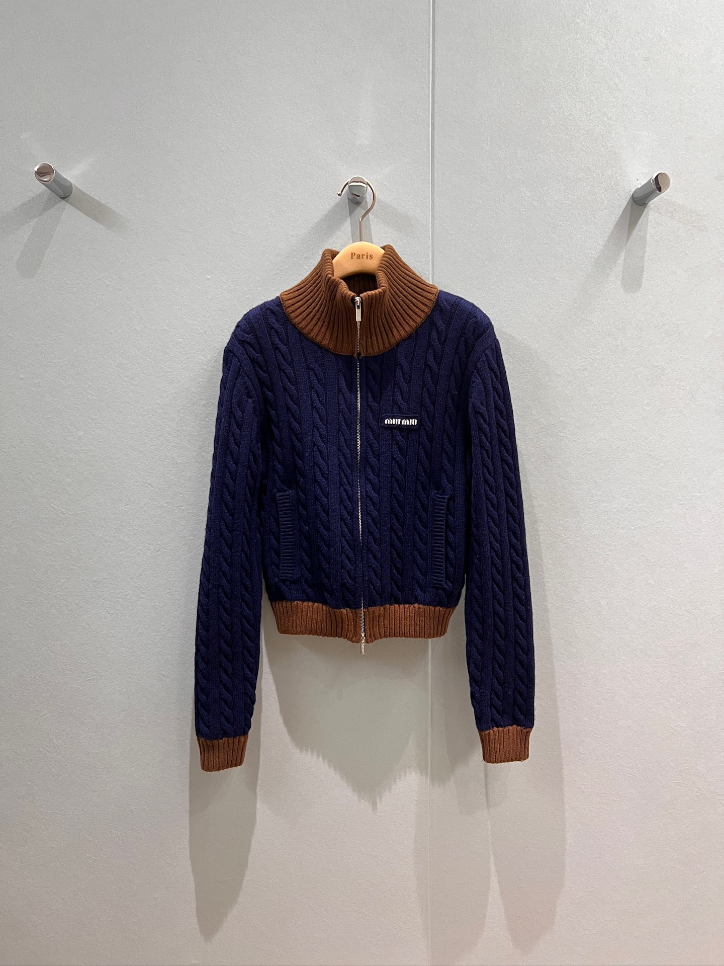 NO:503724,New limited edition color-blocked turtle-neck knitted wool cardigan jacket chest miu embroidery logo miu department college style navy dark blue age-reducing versatile SML, miumiu, jackets & coats, alexander wang19860909新款限定款 拼色麻花纹高领针织羊毛开衫外套胸前miu刺绣logo miu系学院风海军深蓝 减龄百搭 SML,,miumiu,jackets & coats,alexander wang,Women's clothing