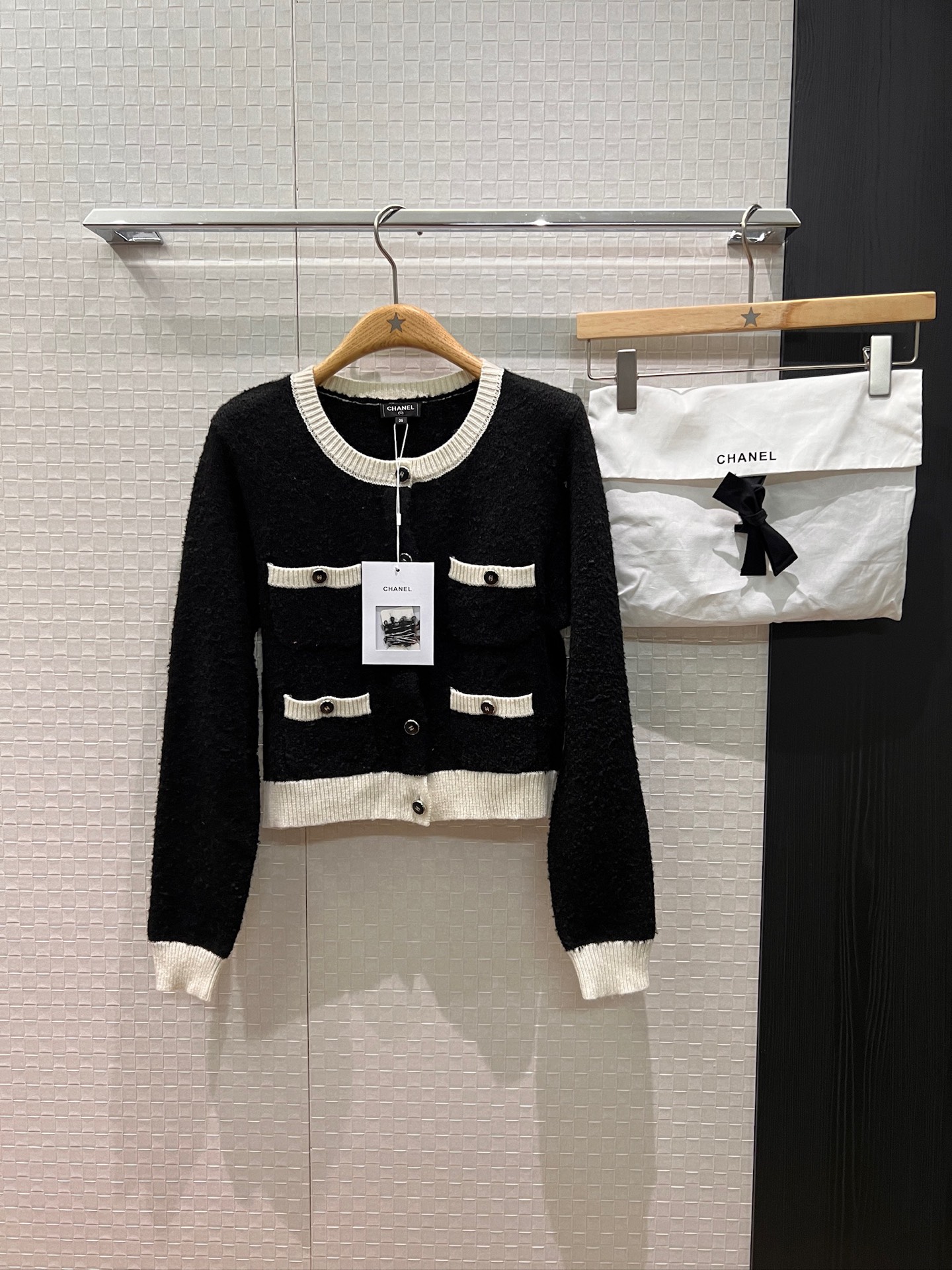 NO:503730,K new four-pocket decoration black and white contrast knitted short cardigan jacket with open mold double C buttons, celebrity age-reducing wool mohair blend, temperament and versatile delivery storage bag cloth bag black and white SML,, jackets & coats,alexander wang19860909K新款四口袋装饰黑白撞色针织短款开衫外套 开模双C扣 名媛减龄羊毛马海毛混纺 气质百搭 配送收纳袋布包黑色白色 SML,,jackets & coats,alexander wang,Women's clothing