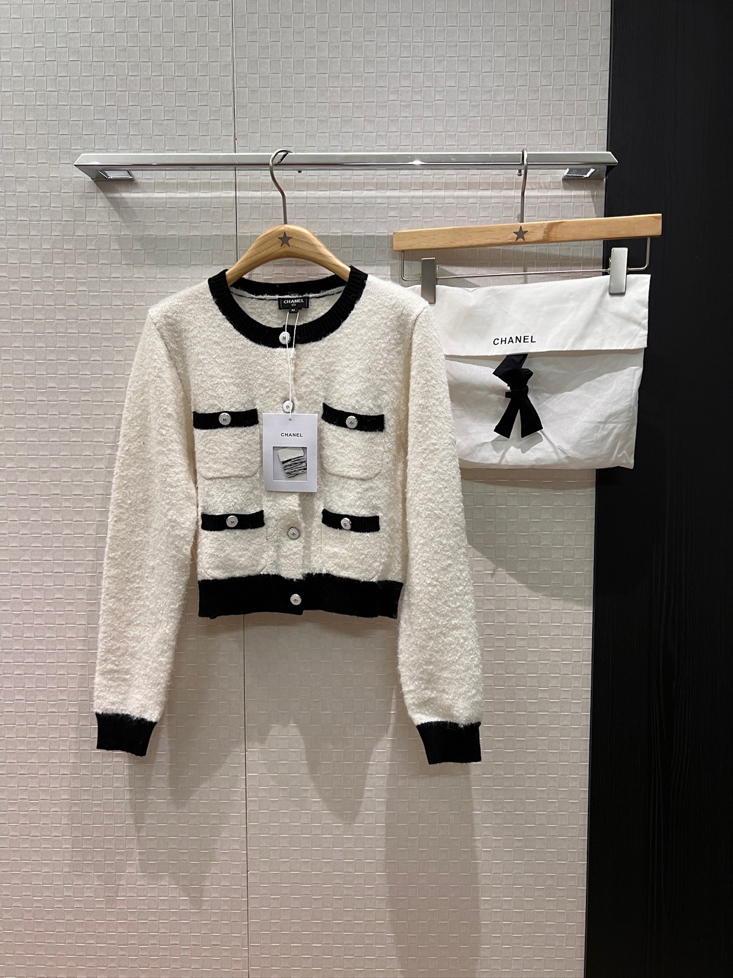 NO:503736,K new four-pocket decoration black and white contrast knitted short cardigan jacket with open mold double C buttons, celebrity age-reducing wool mohair blend, temperament and versatile delivery storage bag cloth bag black and white SML,, jackets & coats,alexander wang19860909K新款四口袋装饰黑白撞色针织短款开衫外套 开模双C扣 名媛减龄羊毛马海毛混纺 气质百搭 配送收纳袋布包黑色白色 SML,,jackets & coats,alexander wang,Women's clothing