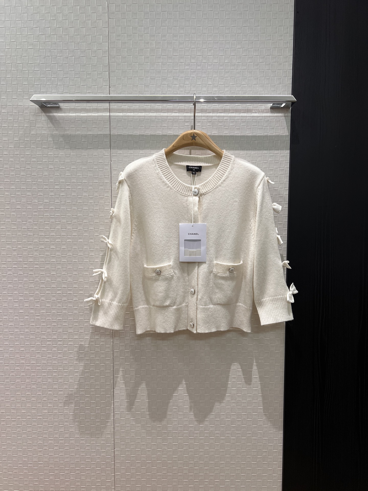 NO:503740,K new hollow bow decoration, medium sleeve short knitted wool cardigan jacket open mold double C buttons, age-reducing must have sweet and versatile red, black and white SML,, jackets & coats,alexander wang19860909K新款镂空蝴蝶结装饰 中袖短款针织羊毛开衫外套开模双C扣 减龄必备甜美百搭 红色黑色白色 SML,,jackets & coats,alexander wang,Women's clothing