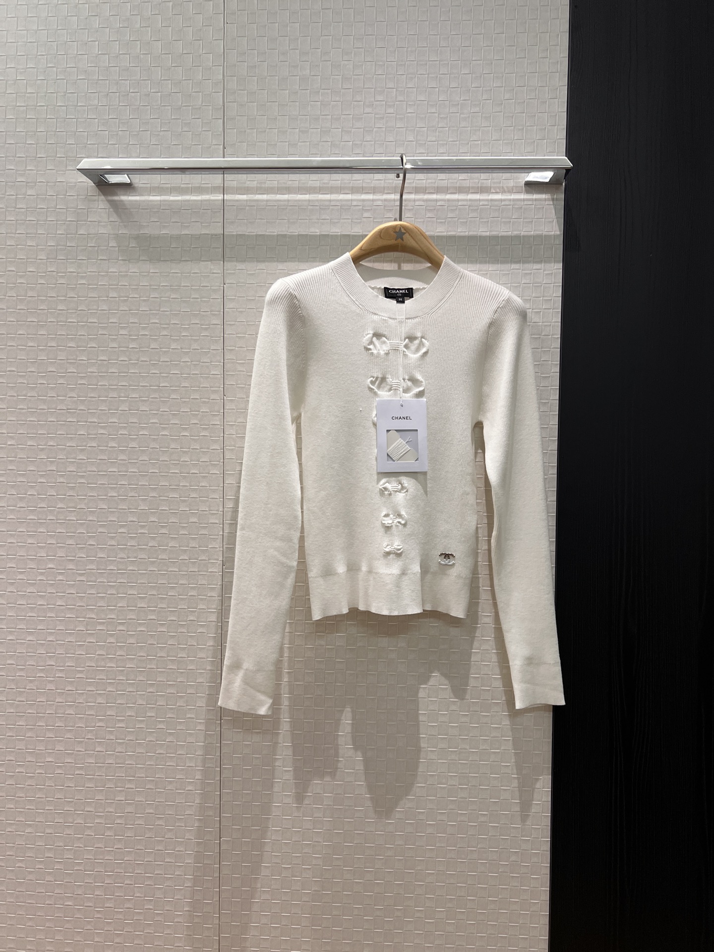 NO:503744,K new style knitted bow jacquard round neck long sleeve knitted top hem double C logo decoration slim and slim and sweet versatile black and white SML, alexander wang19860909K新款蝴蝶结提花圆领长袖针织上衣下摆双C标志装饰 修身显瘦甜美百搭 黑色白色 SML,,alexander wang,Women's clothing