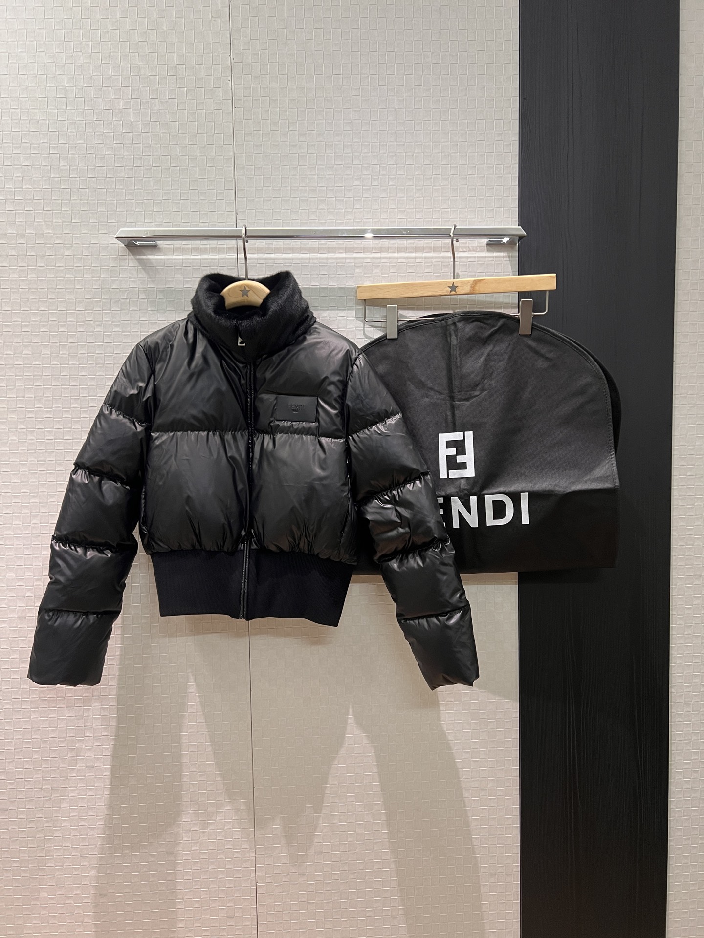 NO:503748,The same style as Song Yuqi with dust bag, the same style as the wool stand-up collar waist-closing short down jacket jacket, the chest fd leather label decoration, the wool collar is removable, the wide ribbed waist makes it look slimming 90 down 10 feathers, the delivery dust bag, black pink SML,, jackets & coats, down jacket, alexander wang19860909配防尘袋新款宋雨琦同款 毛毛立领收腰短款羽绒服外套胸前fd皮标装饰 毛领可拆卸 宽罗纹束腰显瘦90羽绒10羽毛 配送防尘袋 黑色粉色 SML,,jackets & coats,down jacket,alexander wang,Women's clothing