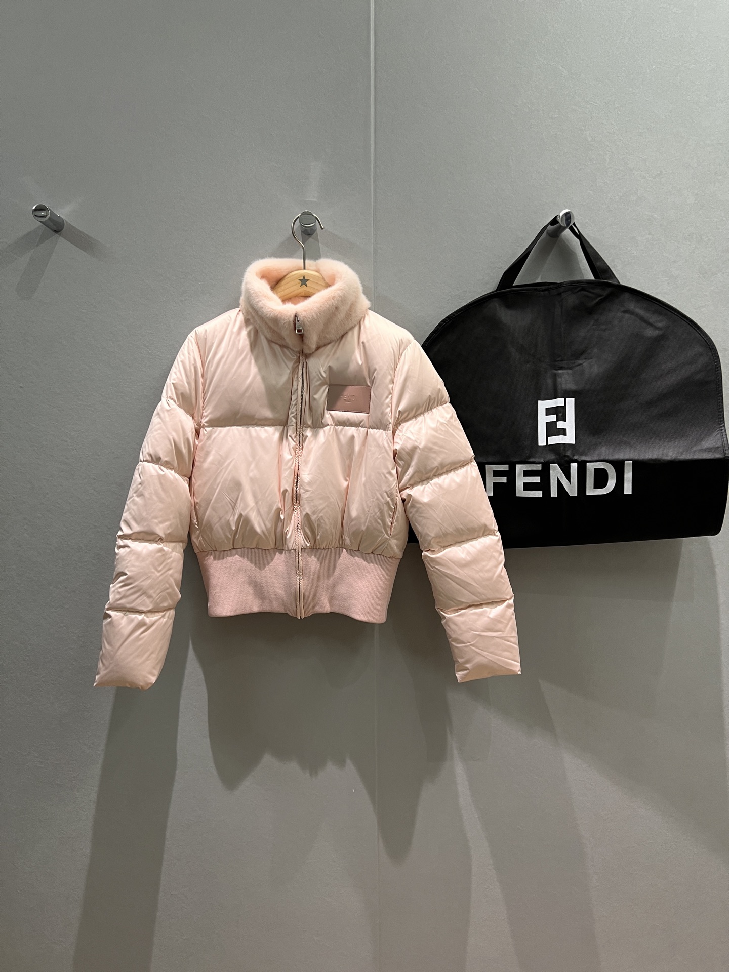 NO:503722,The same style as Song Yuqi with dust bag, the same style as the wool stand-up collar waist-closing short down jacket jacket, the chest fd leather label decoration, the wool collar is removable, the wide ribbed waist makes it look slimming 90 down 10 feathers, the delivery dust bag, black pink SML,, jackets & coats, down jacket, alexander wang19860909配防尘袋新款宋雨琦同款 毛毛立领收腰短款羽绒服外套胸前fd皮标装饰 毛领可拆卸 宽罗纹束腰显瘦90羽绒10羽毛 配送防尘袋 黑色粉色 SML,,jackets & coats,down jacket,alexander wang,Women's clothing