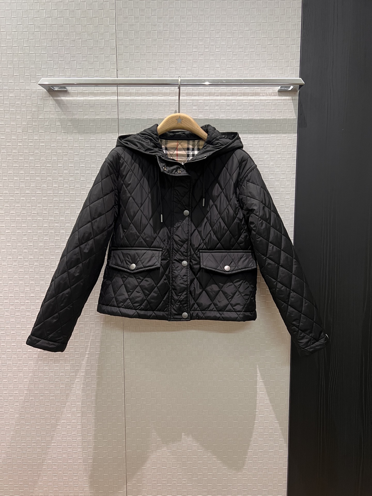 NO:503728,Recommended new hooded quilted diamond cotton jacket for autumn and winter. Short jacket and hat are not removable. Spoken corduroy flip pockets on both sides. Classic checked lining. Hardware accessories are fully open. Snap zipper design. Casual and fashionable. Apricot and black khaki. S-XL,, jackets & coats, jackets & coats,hats,alexander wang.19860909秋冬推荐新款连帽绗缝菱格棉服外套 短款夹克帽子不可拆卸 两侧拼接灯芯绒翻盖口袋装饰经典格纹内衬 五金配件全开模 按扣拉链设计 休闲时尚 减龄百搭 杏白黑色卡其 S-XL,,jackets & coats,jackets & coats,hats,alexander wang,Women's clothing