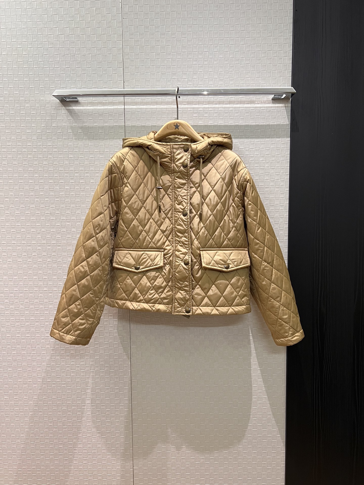 NO:503734,Recommended new hooded quilted diamond cotton jacket for autumn and winter. Short jacket and hat are not removable. Spoken corduroy flip pockets on both sides. Classic checked lining. Hardware accessories are fully open. Snap zipper design. Casual and fashionable. Apricot and black khaki. S-XL,, jackets & coats, jackets & coats,hats,alexander wang.19860909秋冬推荐新款连帽绗缝菱格棉服外套 短款夹克帽子不可拆卸 两侧拼接灯芯绒翻盖口袋装饰经典格纹内衬 五金配件全开模 按扣拉链设计 休闲时尚 减龄百搭 杏白黑色卡其 S-XL,,jackets & coats,jackets & coats,hats,alexander wang,Women's clothing