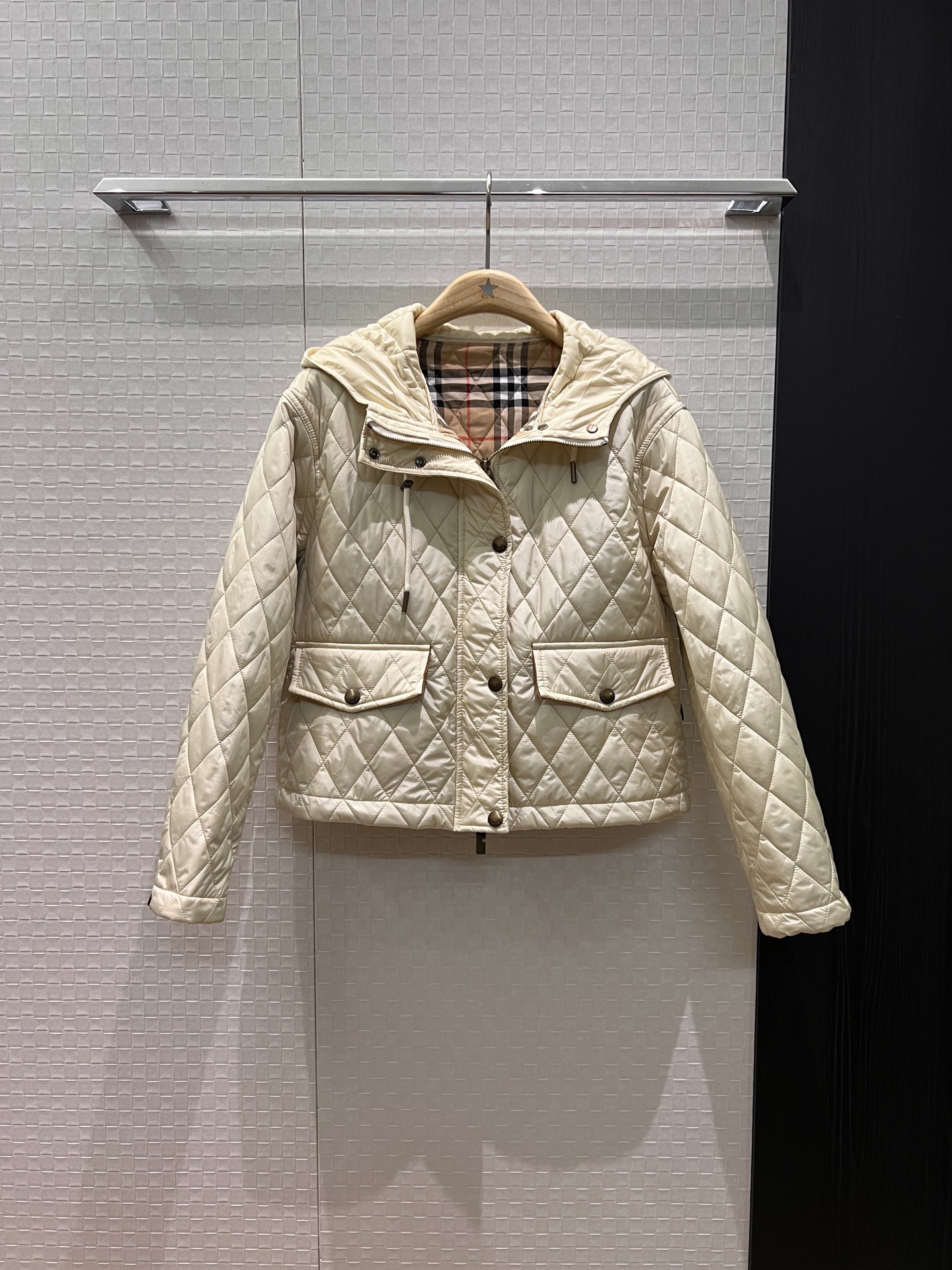 NO:503742,Recommended new hooded quilted diamond cotton jacket for autumn and winter. Short jacket and hat are not removable. Spoken corduroy flip pockets on both sides. Classic checked lining. Hardware accessories are fully open. Snap zipper design. Casual and fashionable. Apricot and black khaki. S-XL,, jackets & coats, jackets & coats,hats,alexander wang.19860909秋冬推荐新款连帽绗缝菱格棉服外套 短款夹克帽子不可拆卸 两侧拼接灯芯绒翻盖口袋装饰经典格纹内衬 五金配件全开模 按扣拉链设计 休闲时尚 减龄百搭 杏白黑色卡其 S-XL,,jackets & coats,jackets & coats,hats,alexander wang,Women's clothing