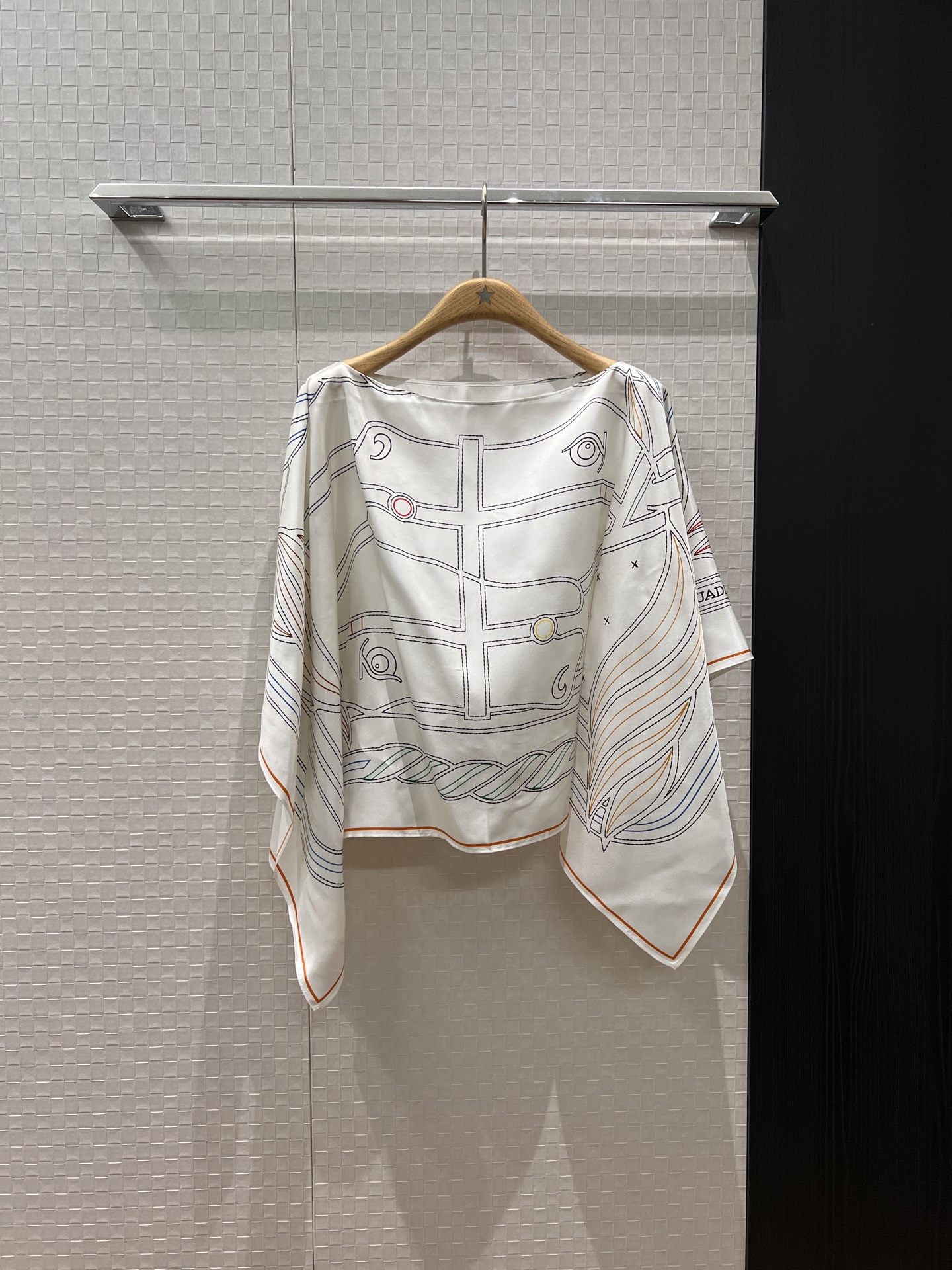 NO:505664,New positioned printed silk cape blouse top 18mmi bold denim silk loose and versatile vacation casual lazy and relaxed feeling One size, real silk, alexander wang19860909新款定位印花真丝斗篷式罩衫上衣18姆米加粗斜纹真丝 宽松百搭 度假休闲慵懒松弛感 均码,,real silk,alexander wang,Women's clothing