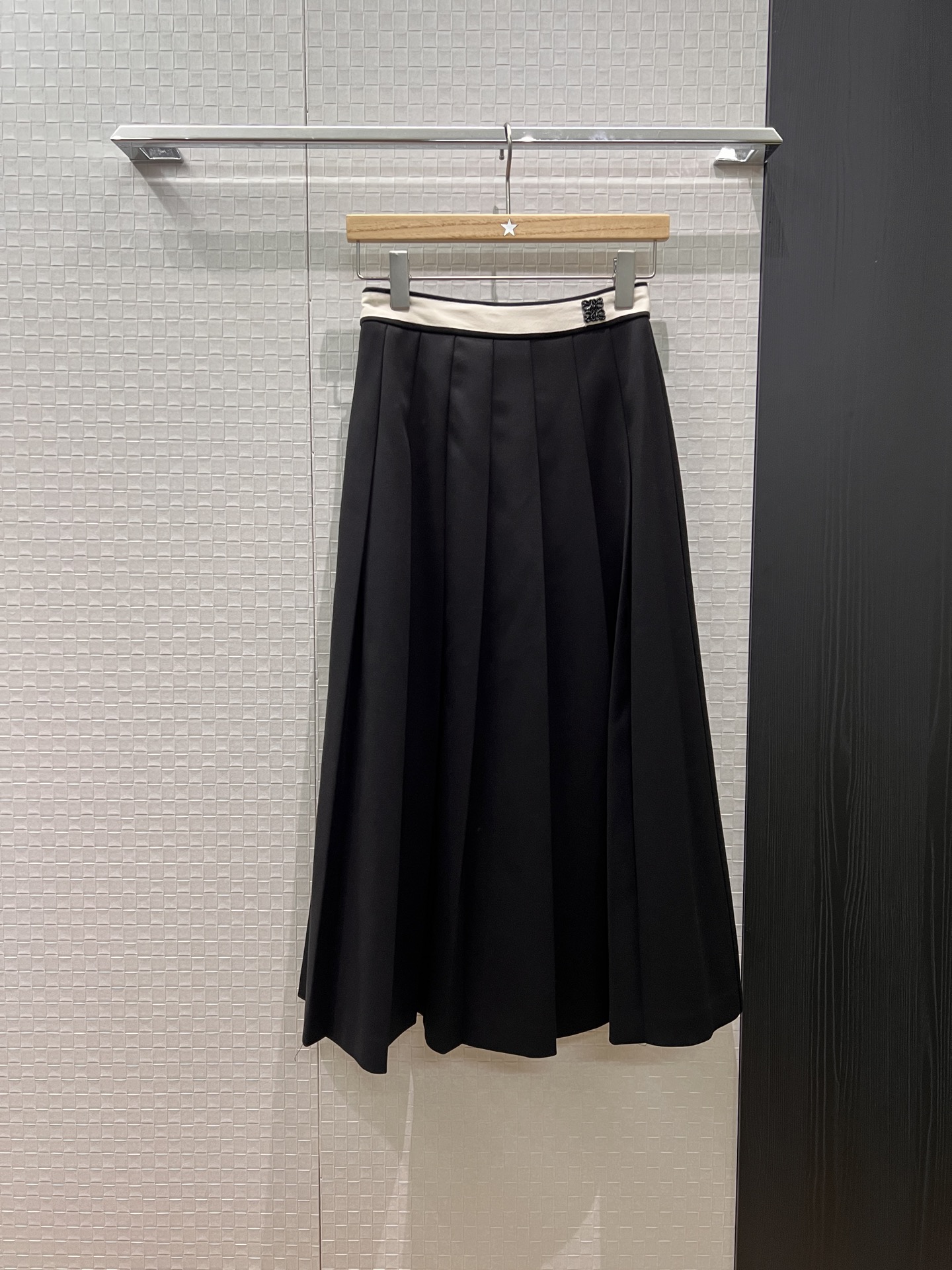NO:503729,New webbing spliced ​​waist loewe pleated long skirt skirt logo badge decoration sweet age-reducing fashion and versatile black dark blue gray S-XL,,loewe, skirts,alexander wang19860909新款织带拼接腰loewe百褶长裙半裙logo徽章装饰 甜美减龄 时尚百搭 黑色深蓝灰色 S-XL,,loewe,skirts,alexander wang,Women's clothing
