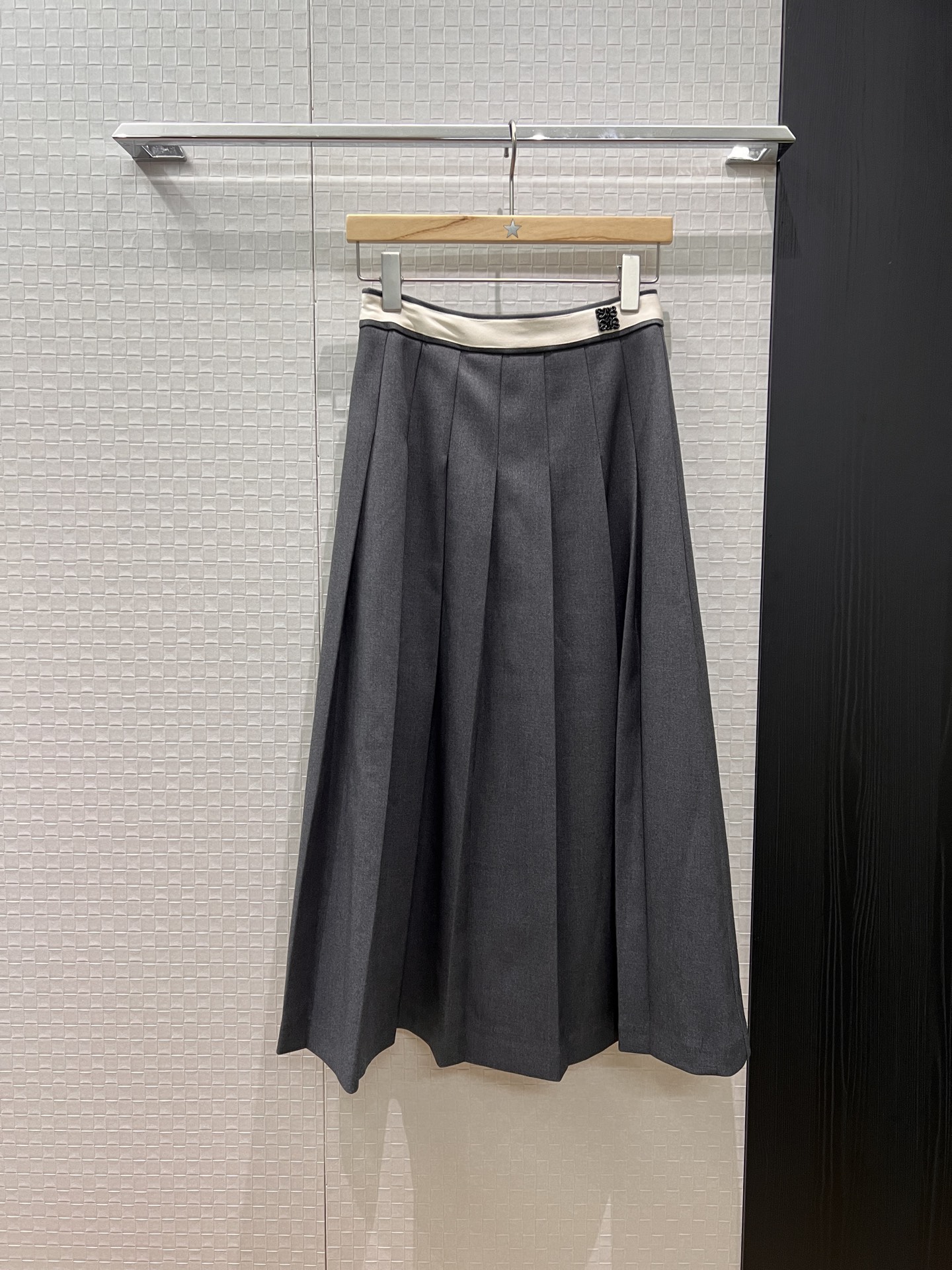 NO:503735,New webbing spliced ​​waist loewe pleated long skirt skirt logo badge decoration sweet age-reducing fashion and versatile black dark blue gray S-XL,,loewe, skirts,alexander wang19860909新款织带拼接腰loewe百褶长裙半裙logo徽章装饰 甜美减龄 时尚百搭 黑色深蓝灰色 S-XL,,loewe,skirts,alexander wang,Women's clothing