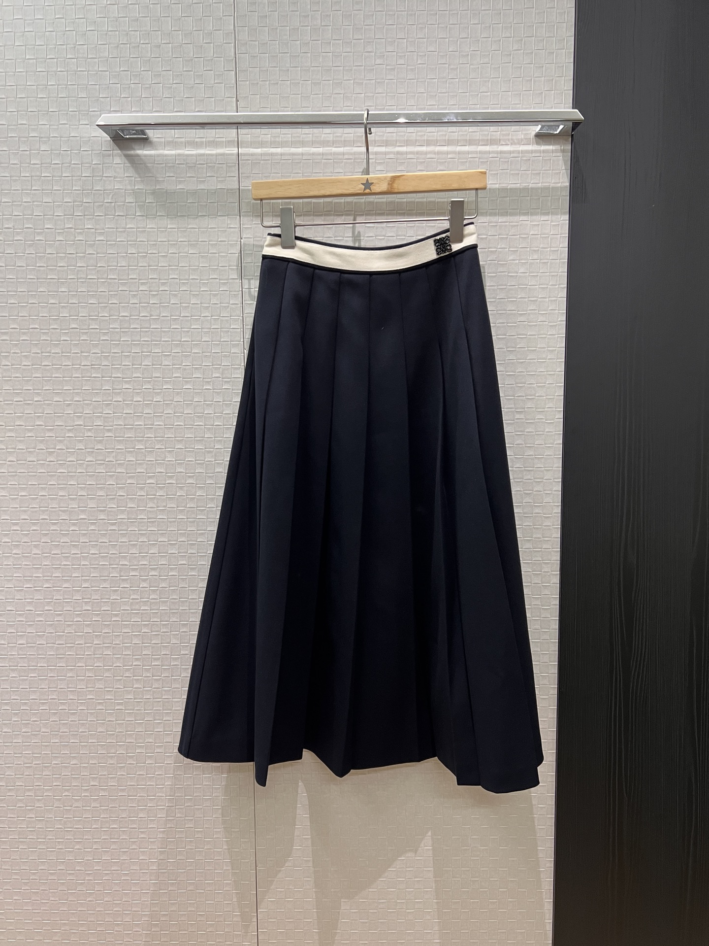 NO:503743,New webbing spliced ​​waist loewe pleated long skirt skirt logo badge decoration sweet age-reducing fashion and versatile black dark blue gray S-XL,,loewe, skirts,alexander wang19860909新款织带拼接腰loewe百褶长裙半裙logo徽章装饰 甜美减龄 时尚百搭 黑色深蓝灰色 S-XL,,loewe,skirts,alexander wang,Women's clothing